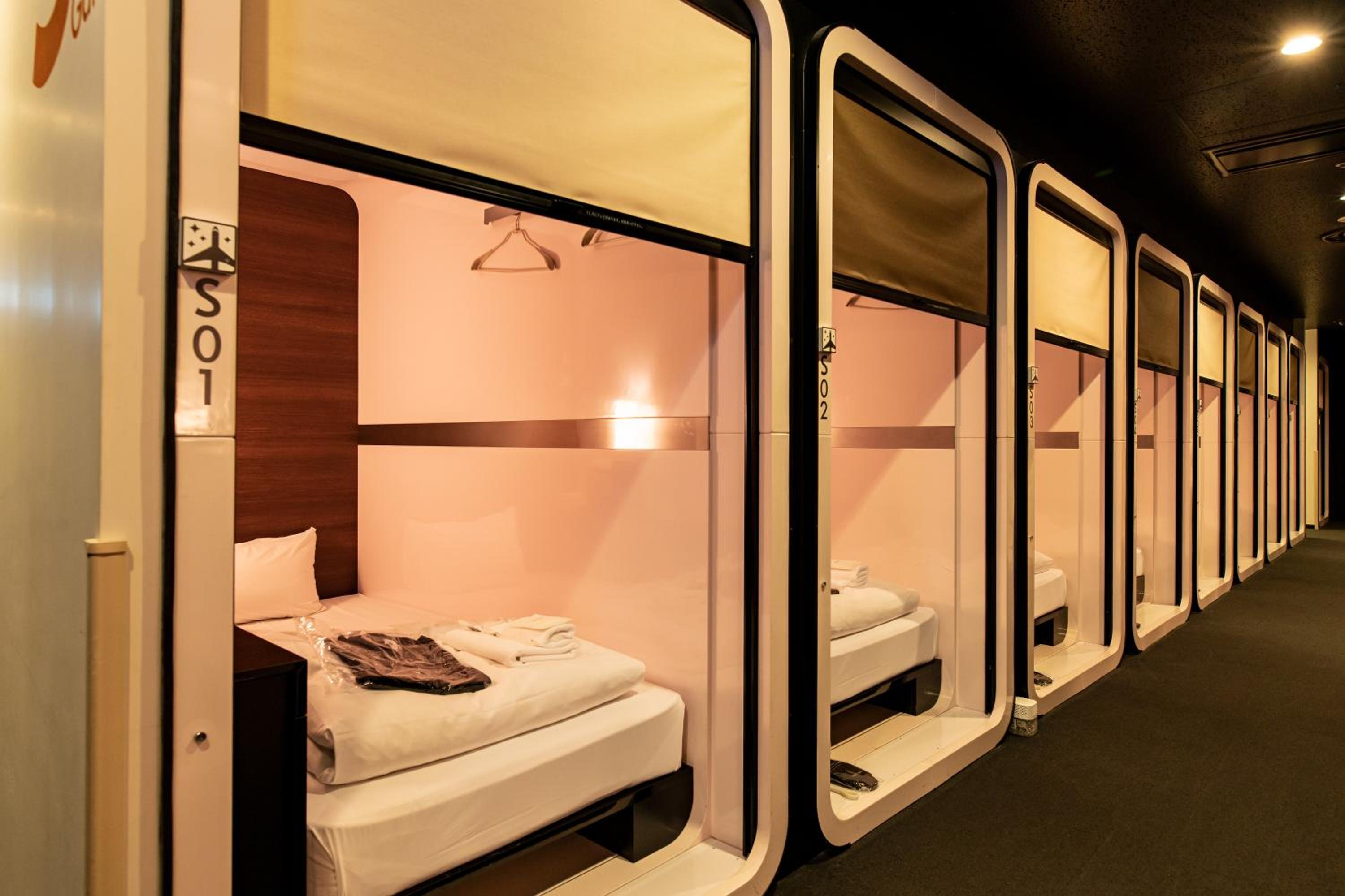 Business Class Cabin - Male Only photo 3
