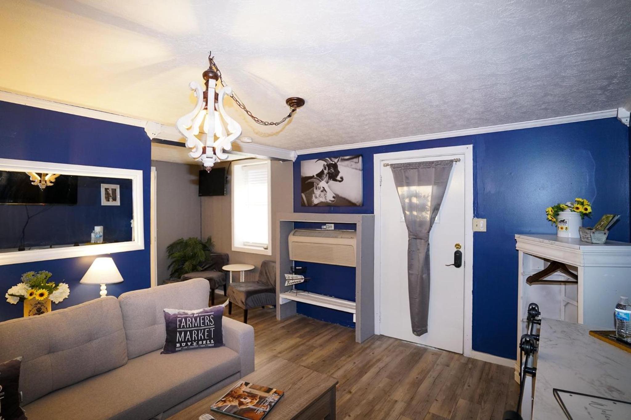 Deluxe King Suite - Photo 2