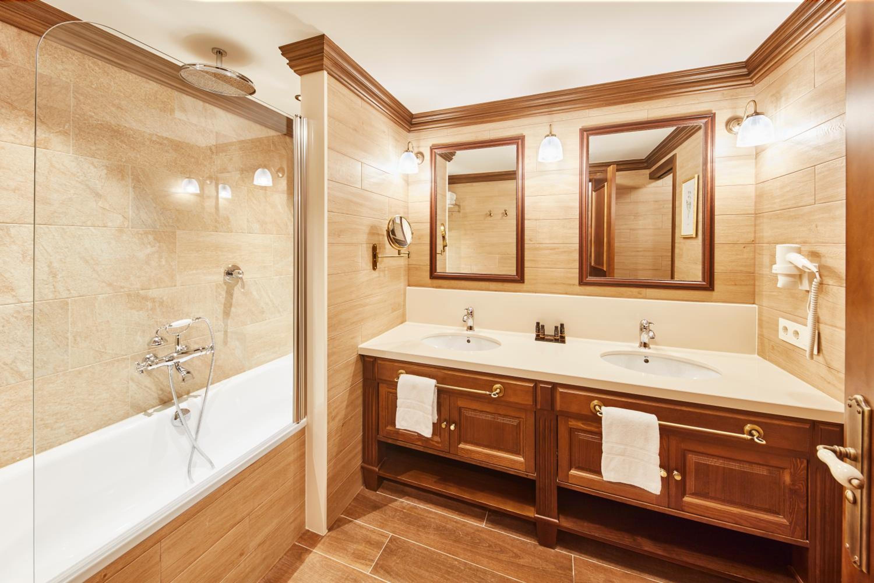 Superior Room with Access to PortAventura Park ( 2 adults + 2 children)  + 1 access to Ferrari Land  photo 2
