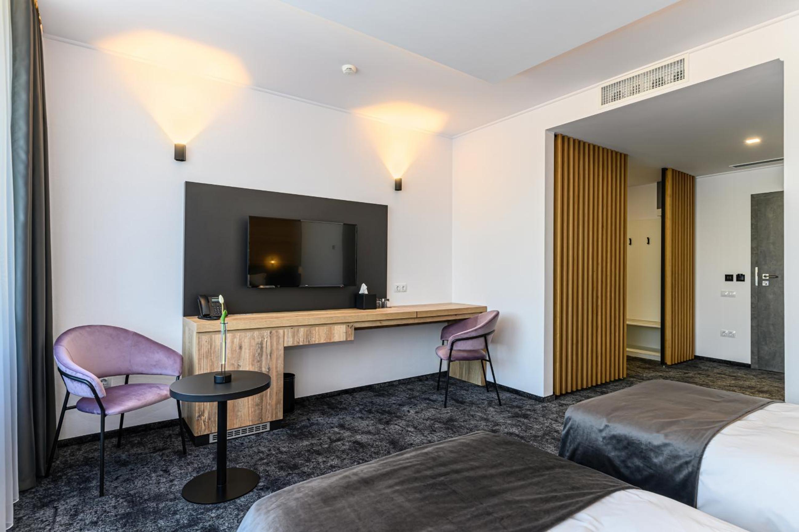 Business Executive Double or Twin Room - Photo 3