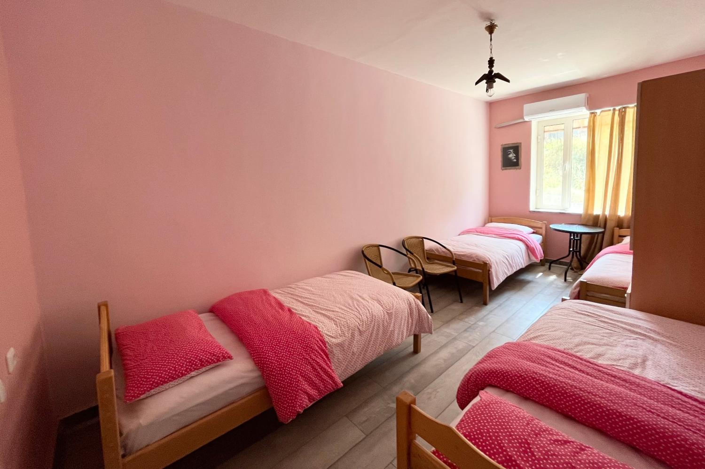 Quadruple Room with Shared Bathroom photo 2