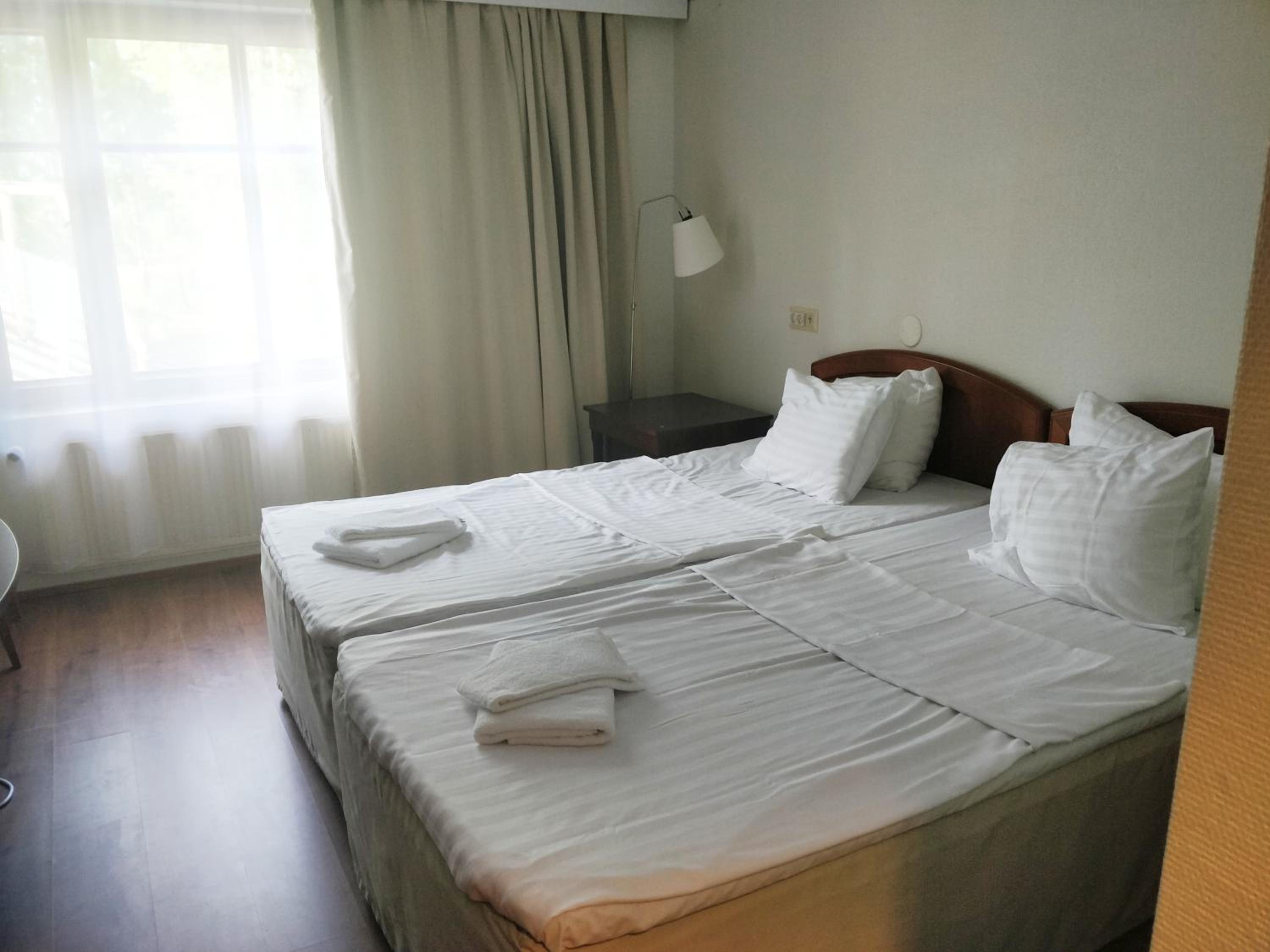 Double or Twin Room with Private Bathroom - Photo 2