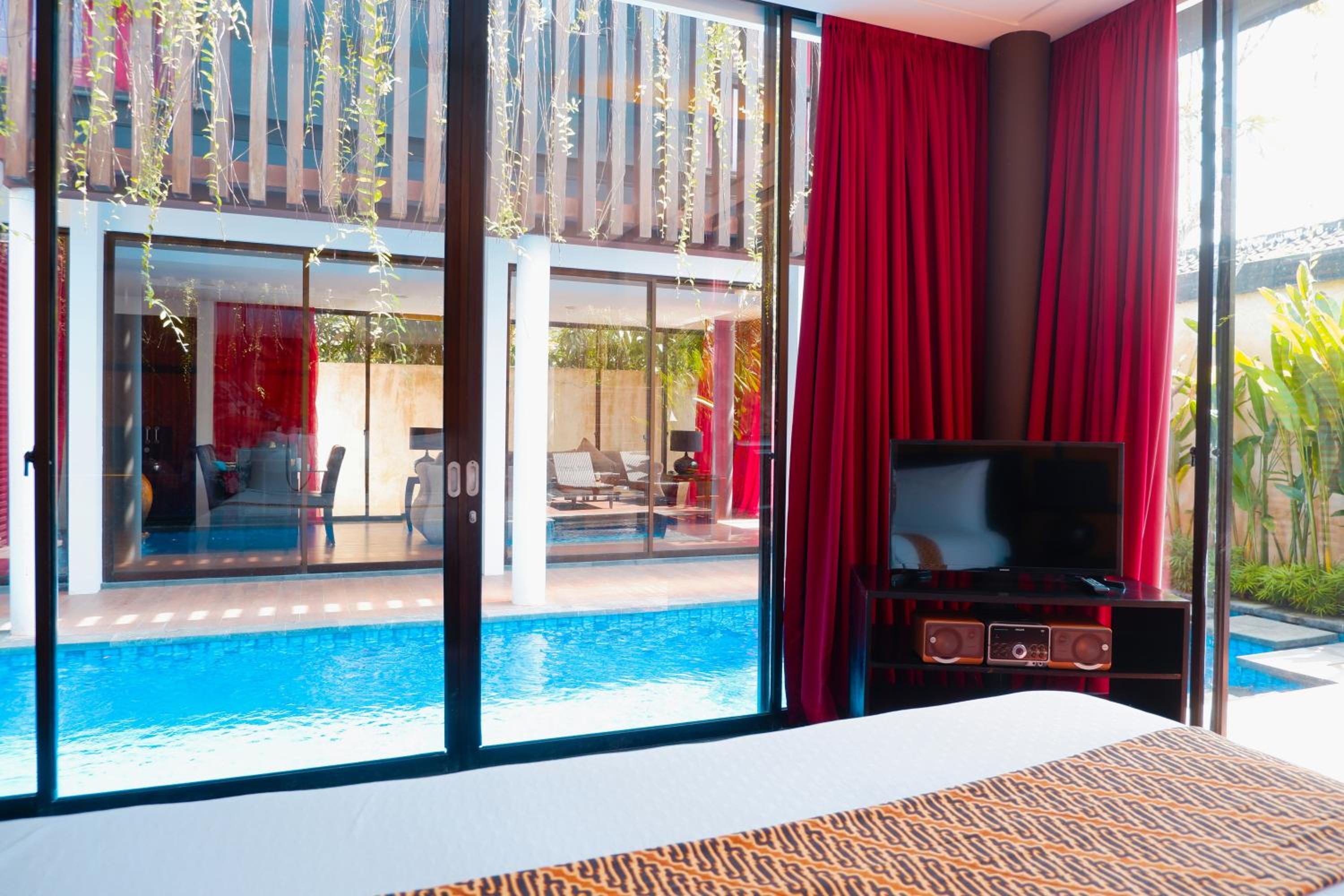 Three-Bedroom Residence with Private Pool photo 2