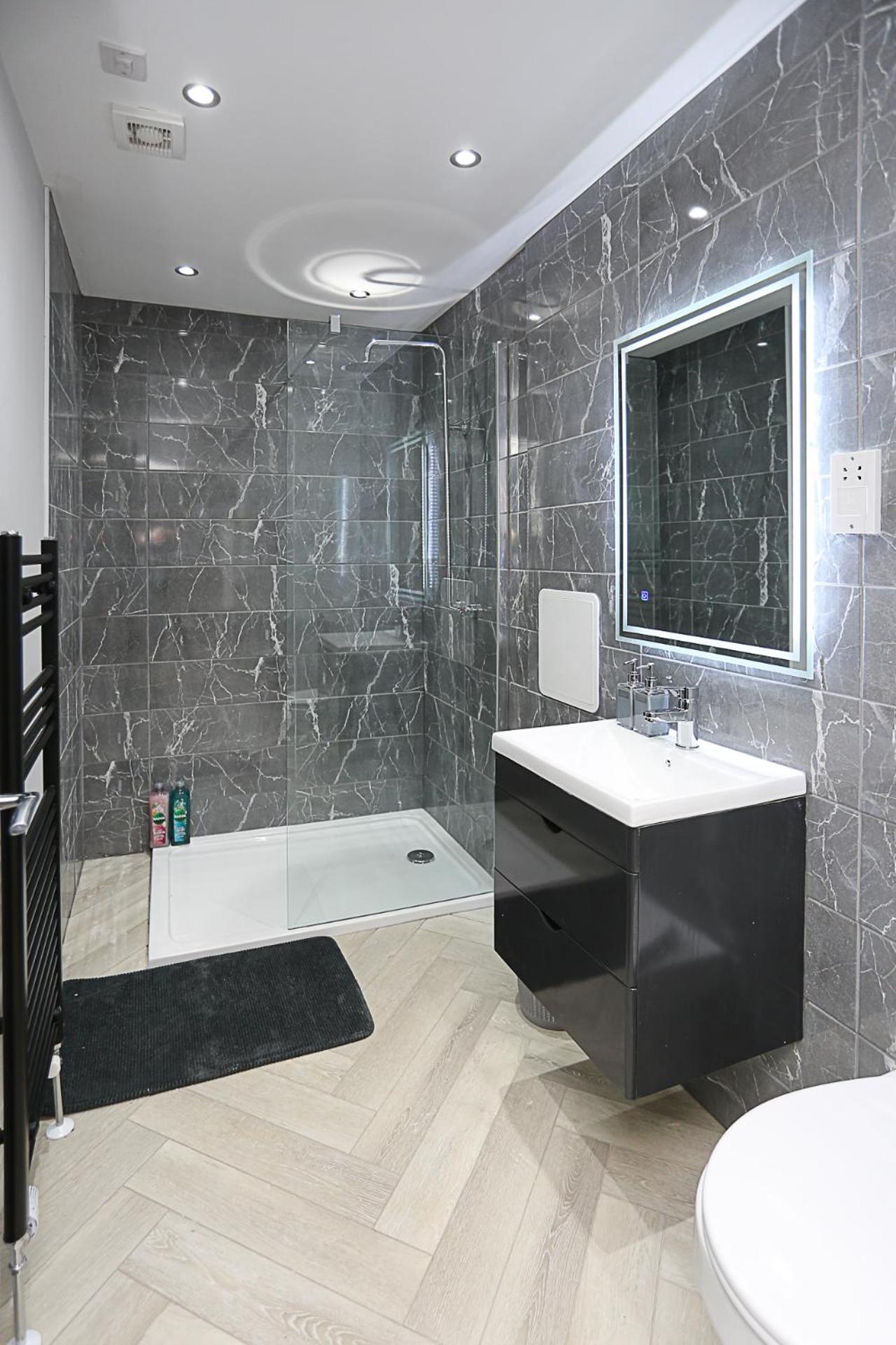 Deluxe One-Bedroom Apartment with City View photo 2
