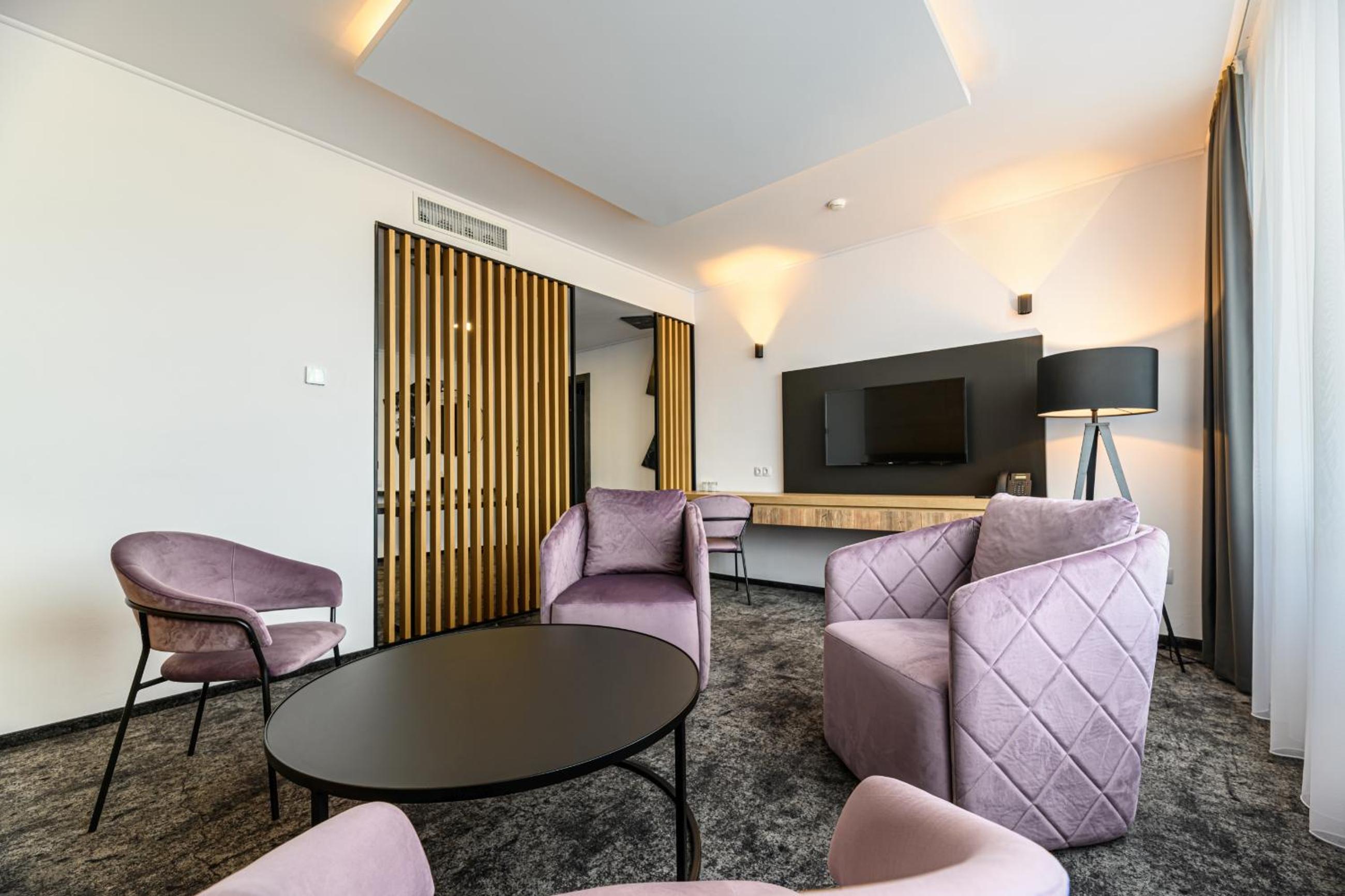 Business Junior Suite - Photo 1