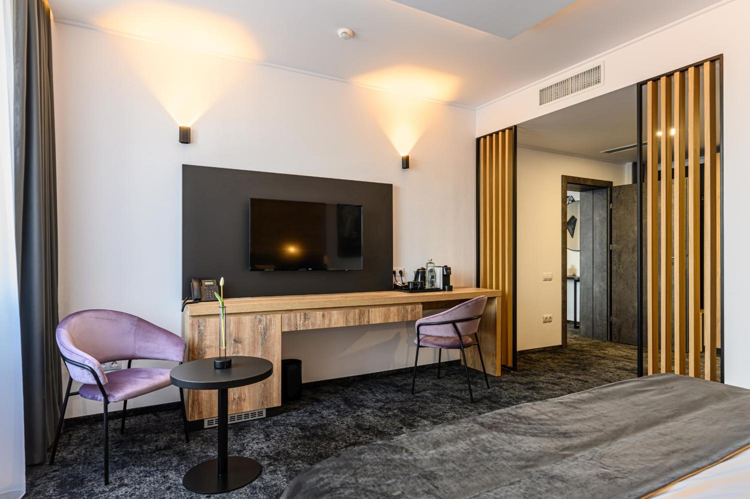 Business Junior Suite - Photo 6