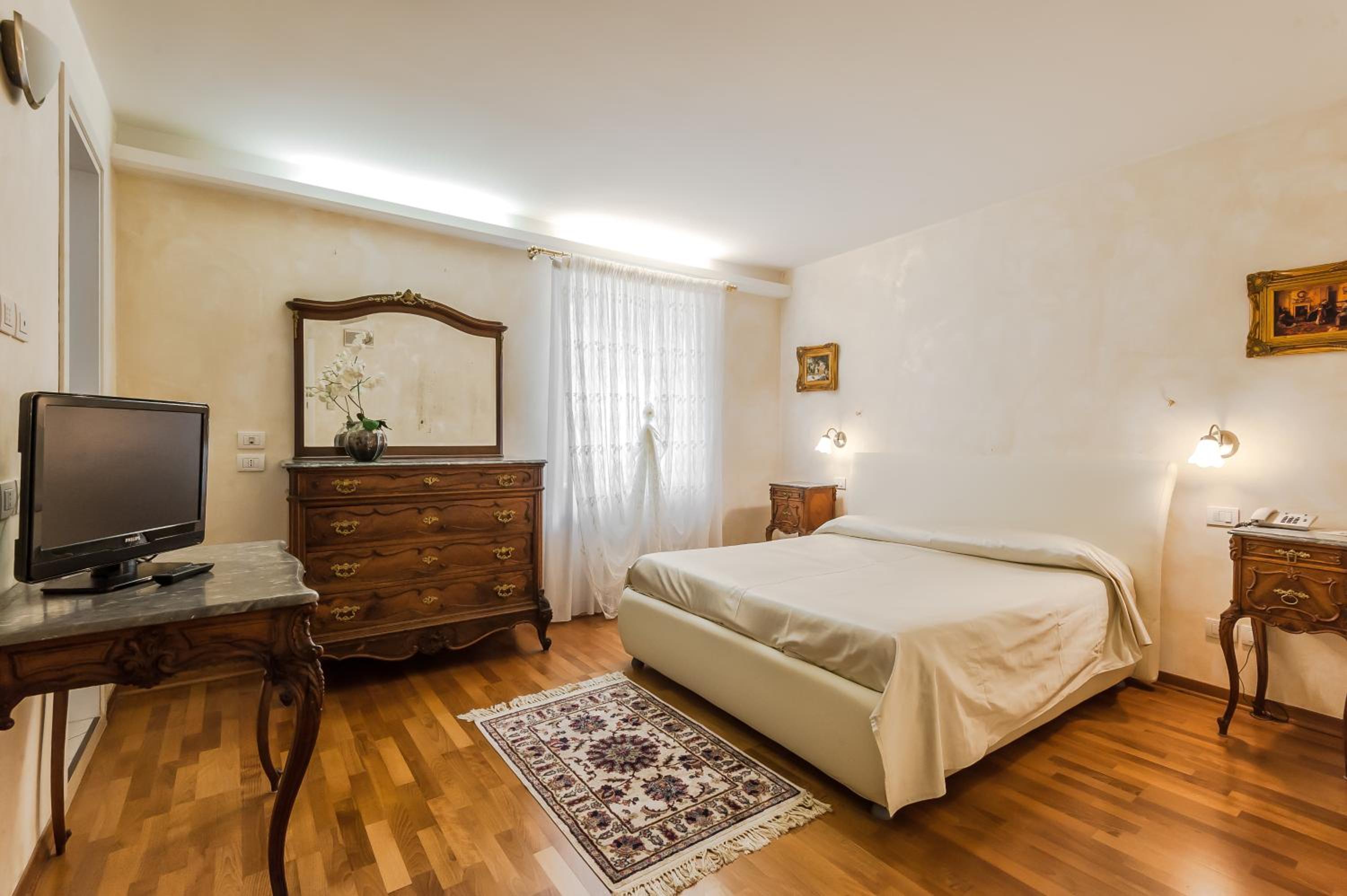 Standard King Room photo 2