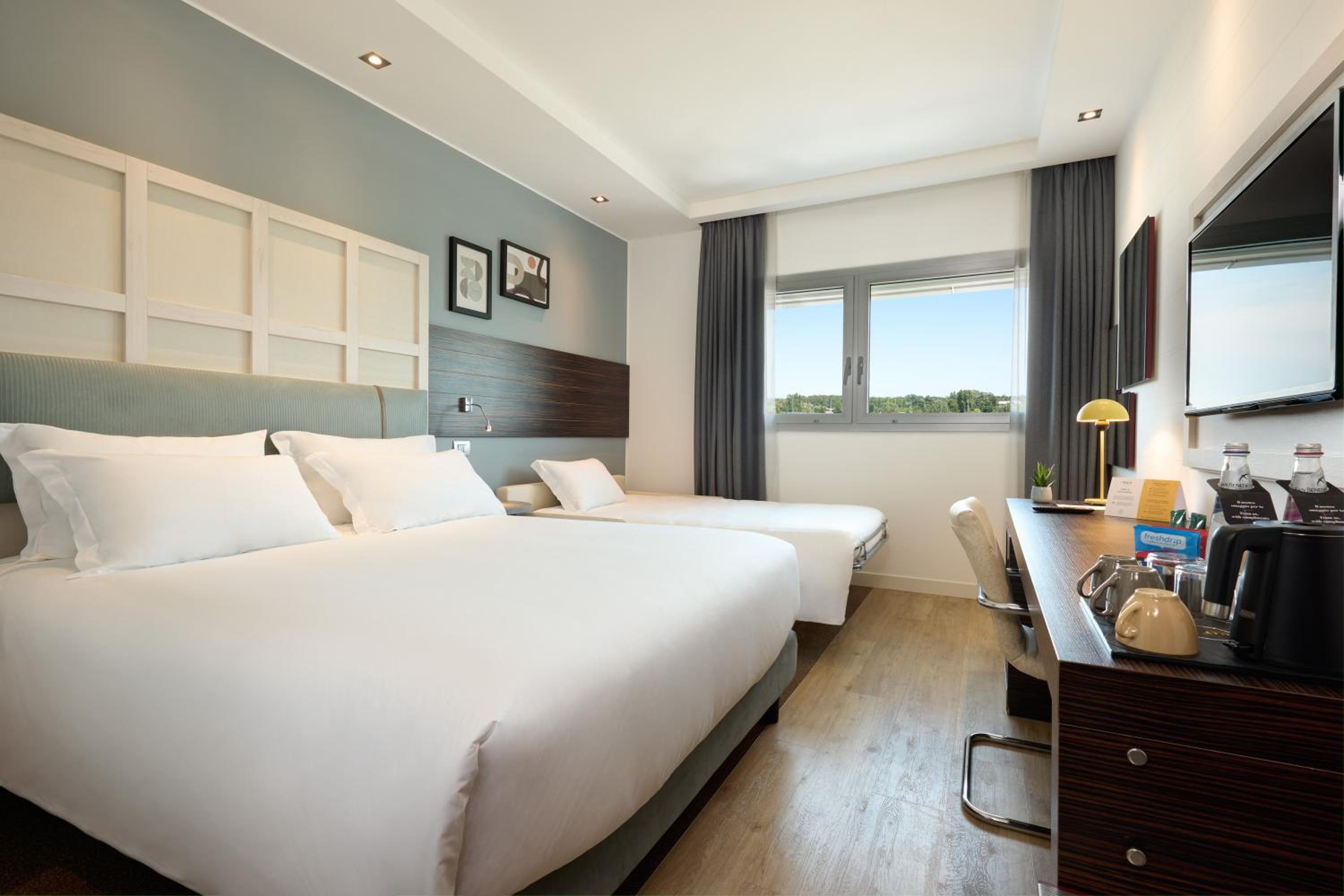 Standard Queen Room with Sofa Bed - Non-Smoking
