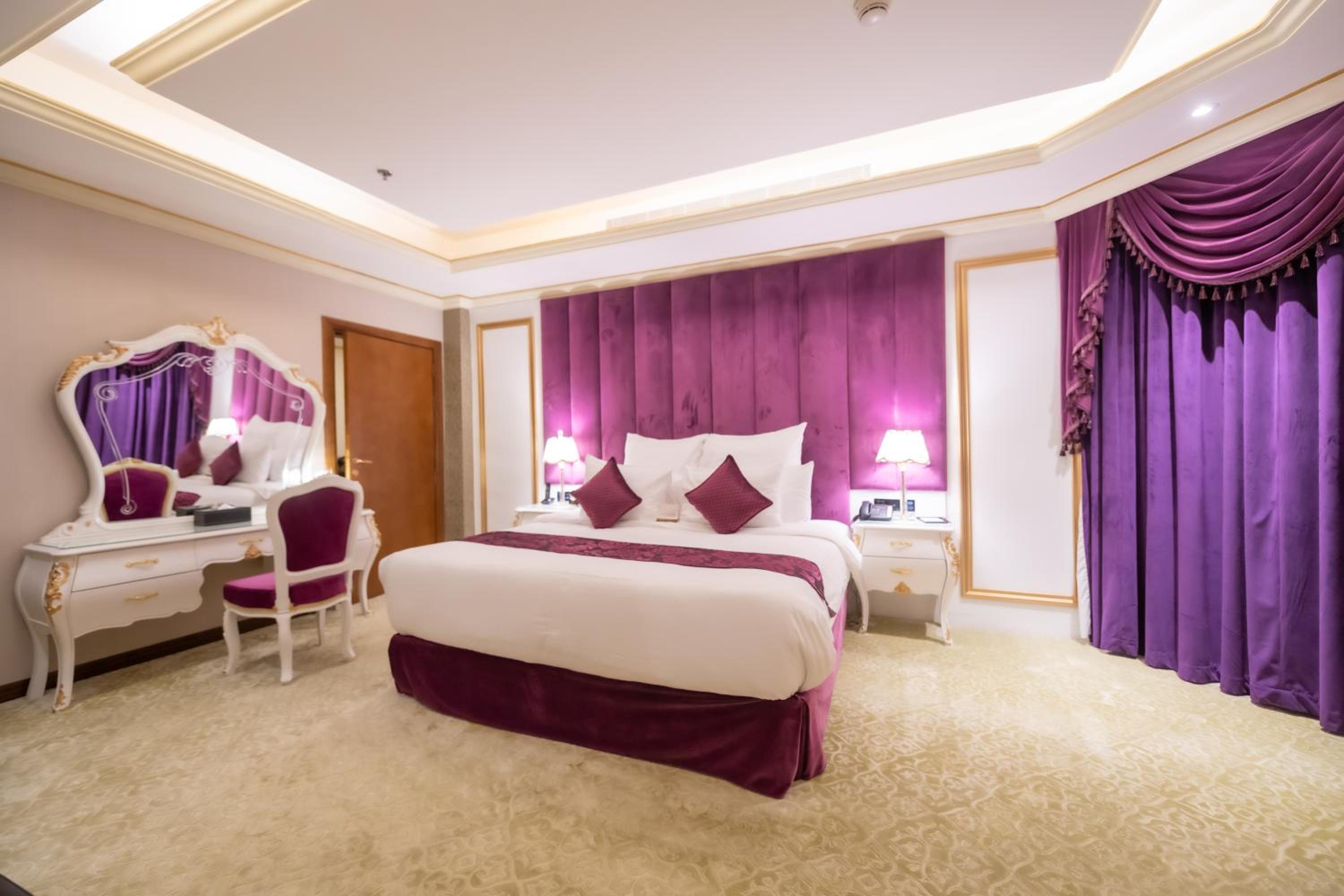 Junior Suite with Pool View - Photo 1