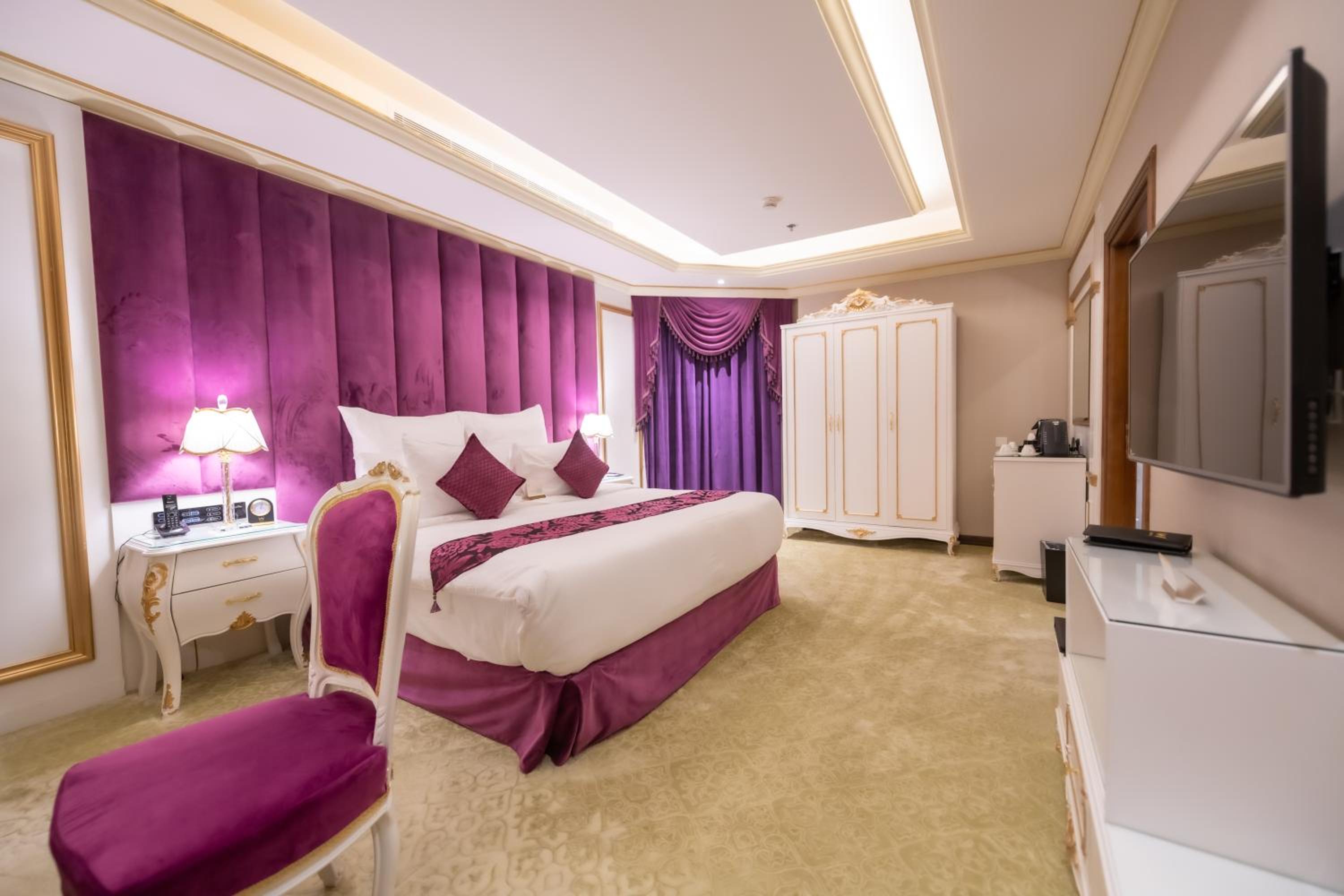 Junior Suite with Pool View - Photo 2