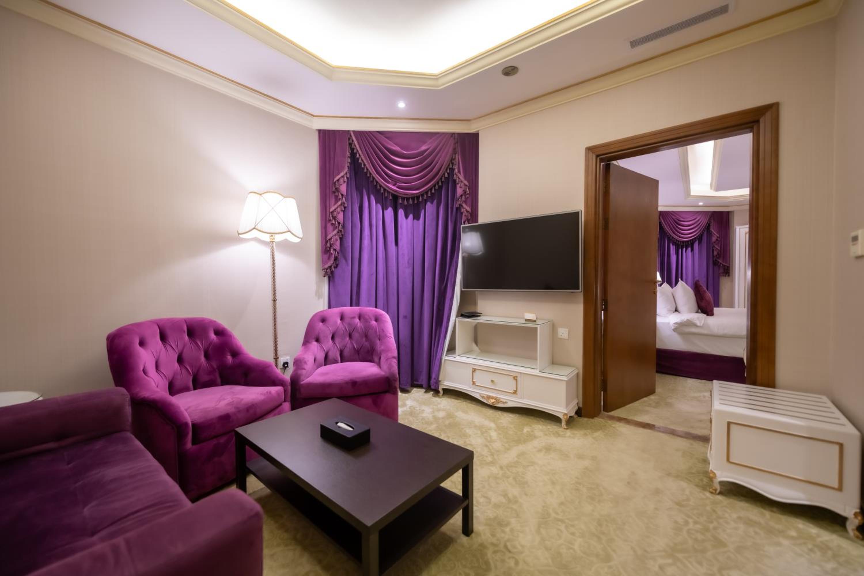 Junior Suite with Pool View - Photo 3