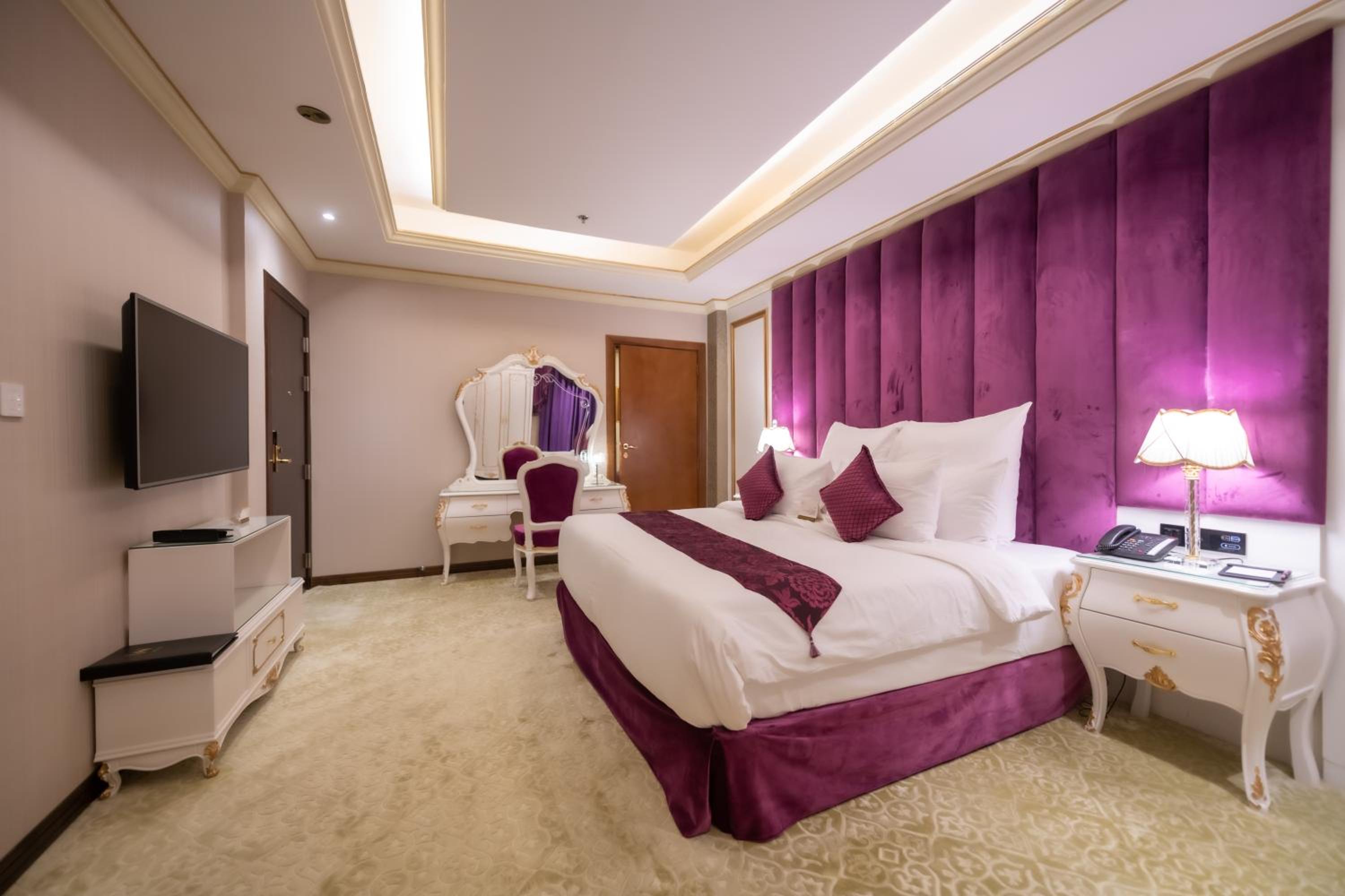 Junior Suite with Pool View - Photo 4