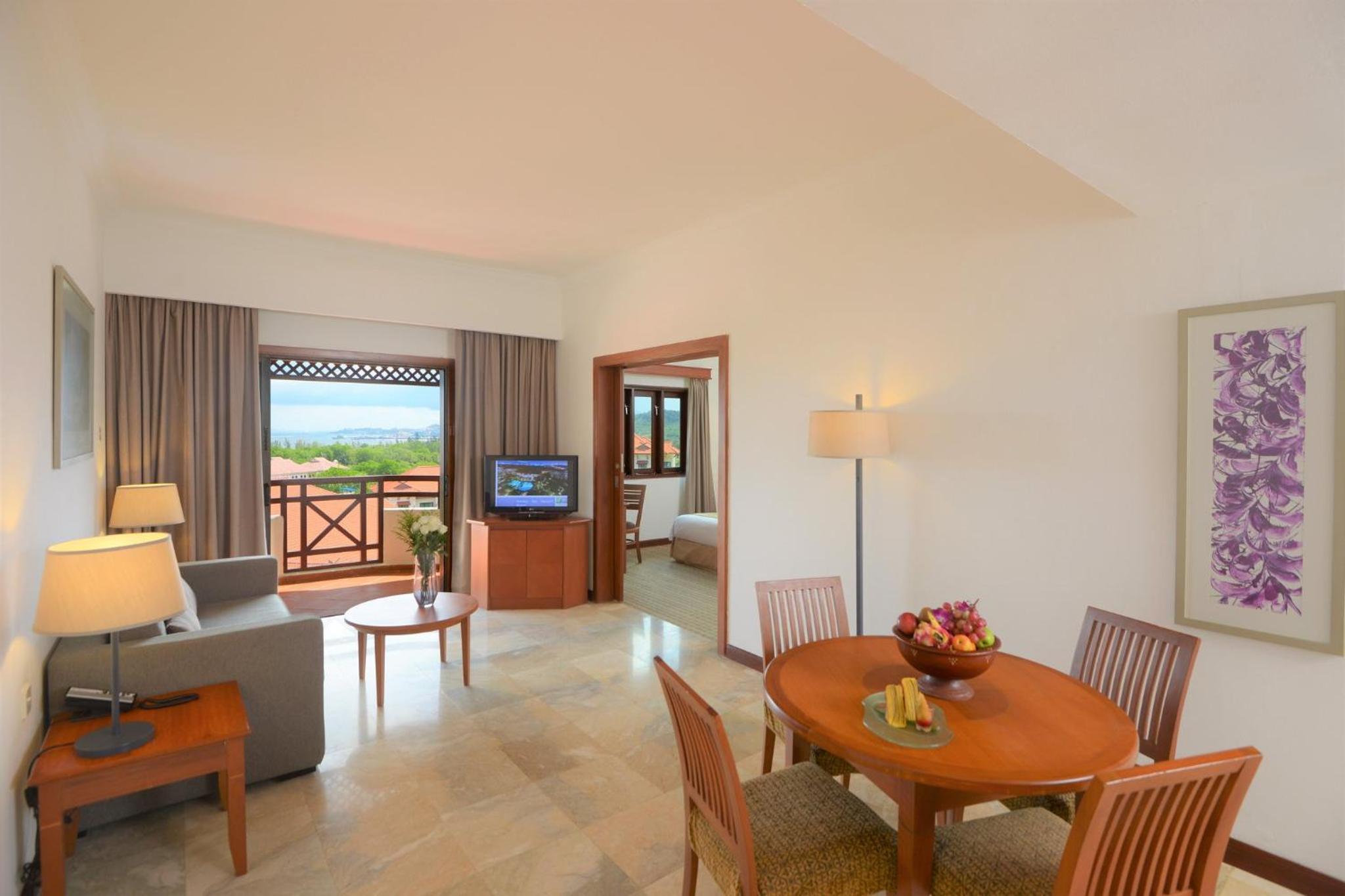 One-Bedroom Queen Suite -Non-Smoking - Photo 2