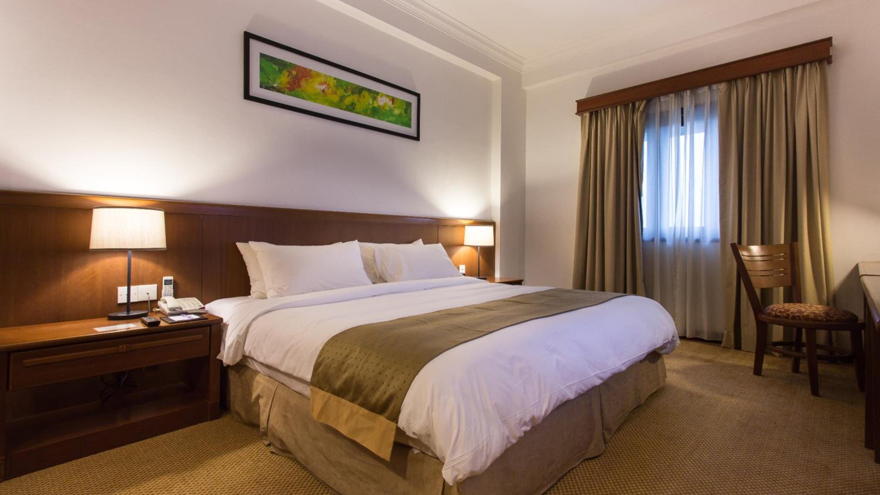 Three-Bedroom Suite with One Queen and Four Single Beds