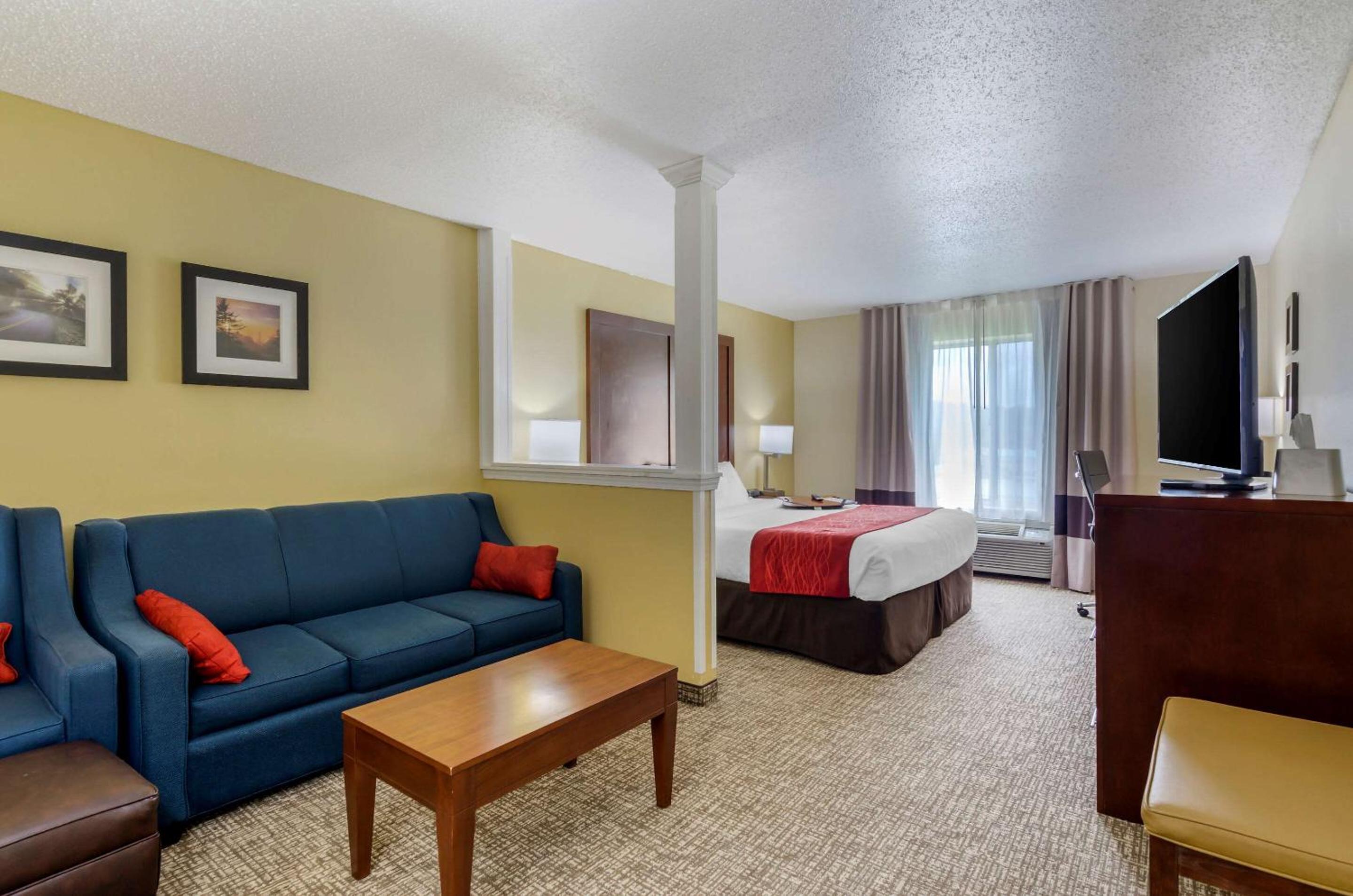 King Suite - Non-Smoking - Photo 3