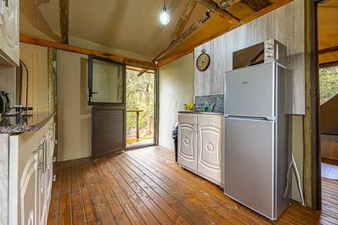 Deluxe Double Room with Balcony - Photo 4