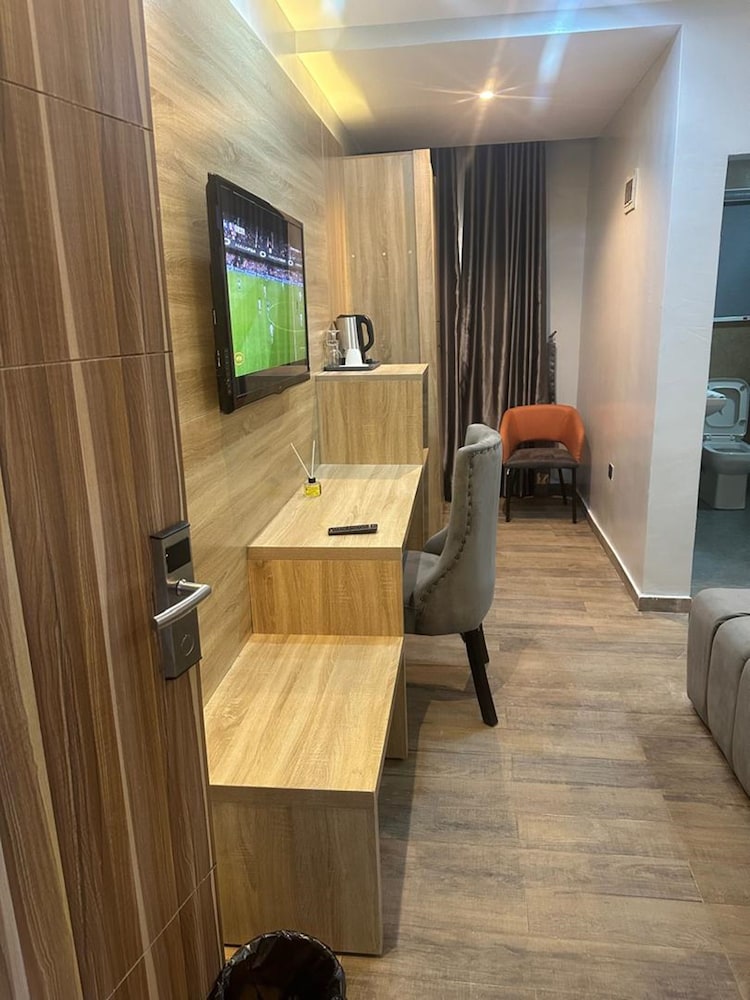 Suite - Photo 1