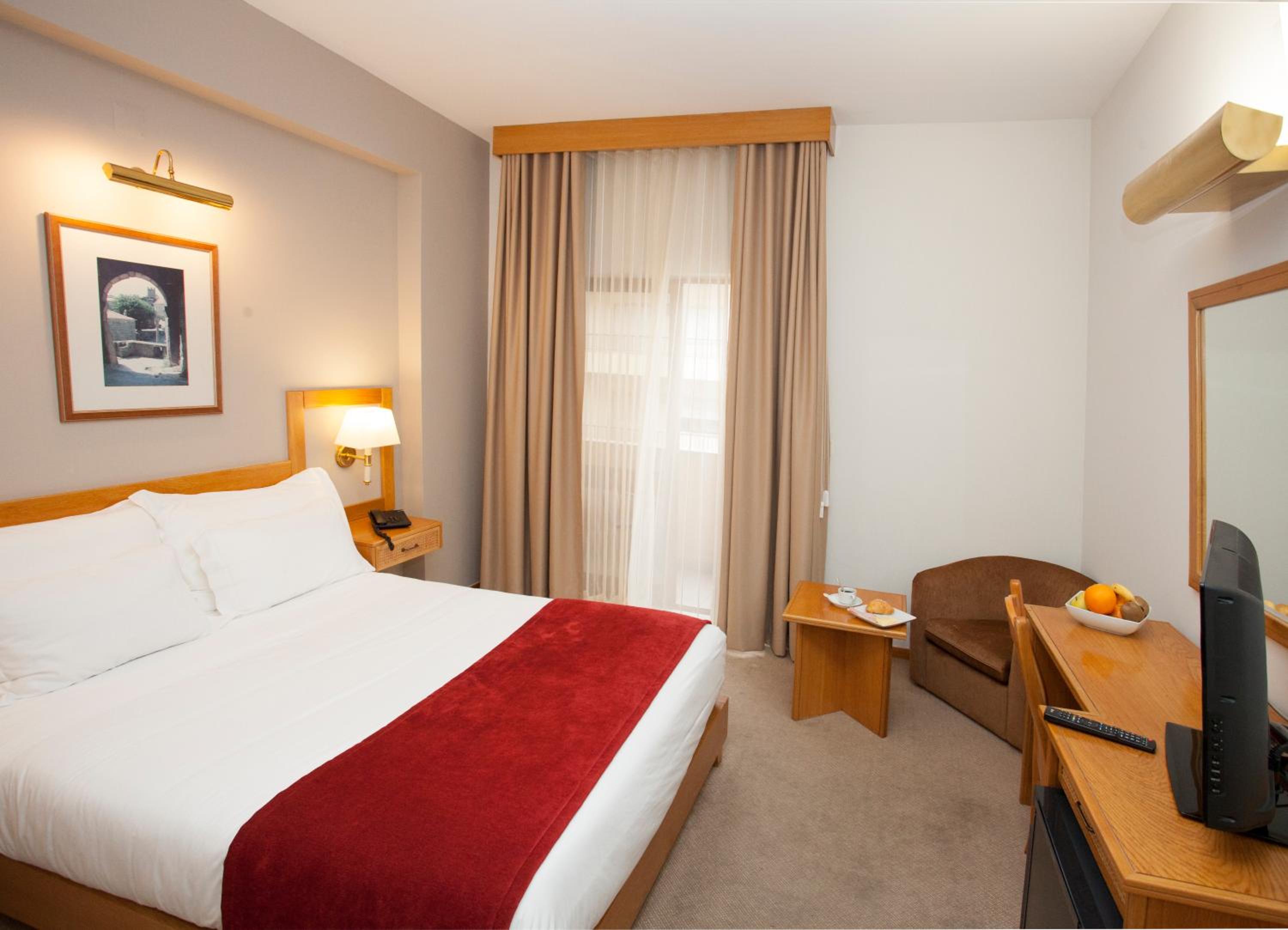 Double or Twin Room - Photo 9