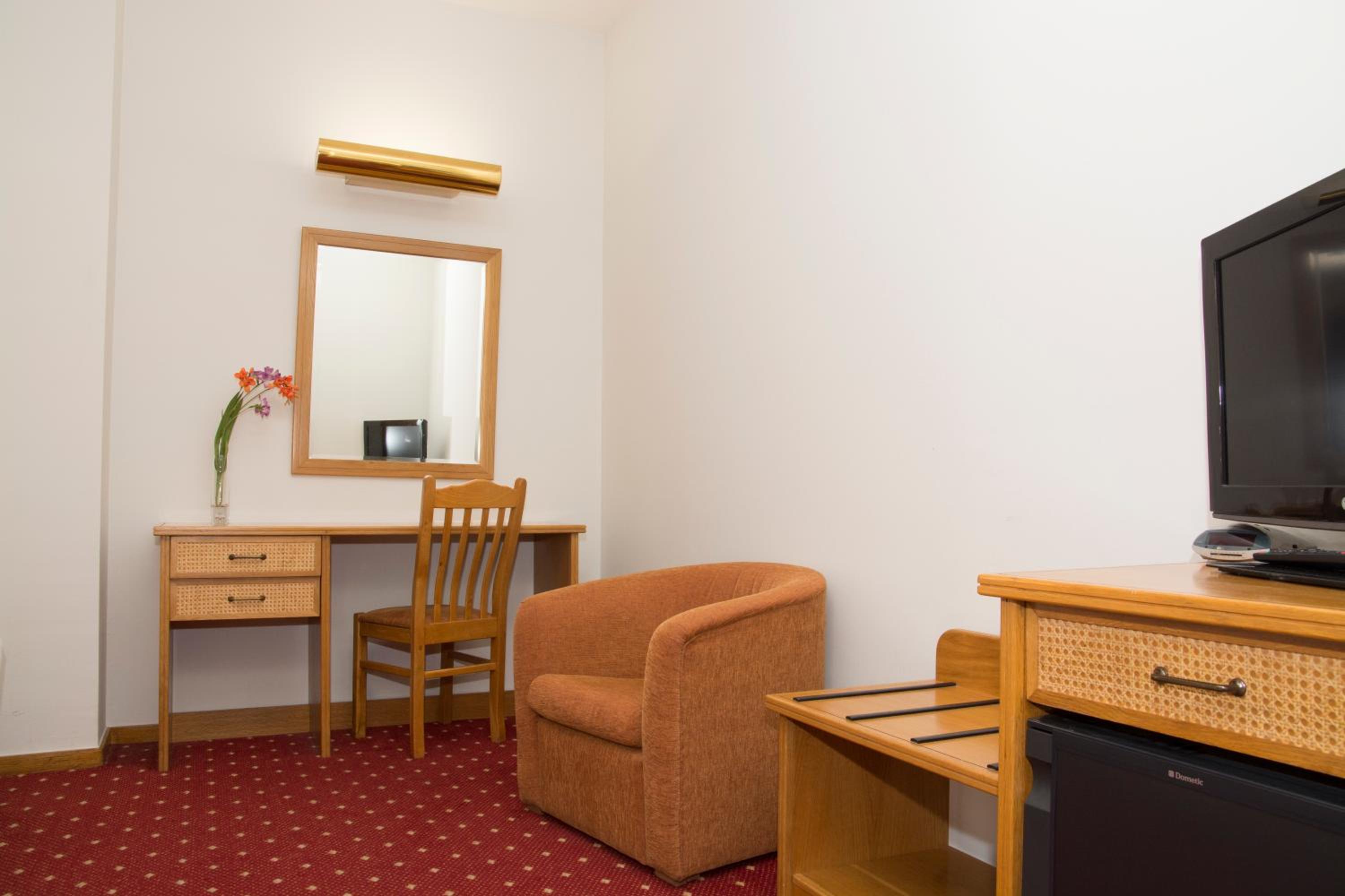 Double or Twin Room - Photo 10