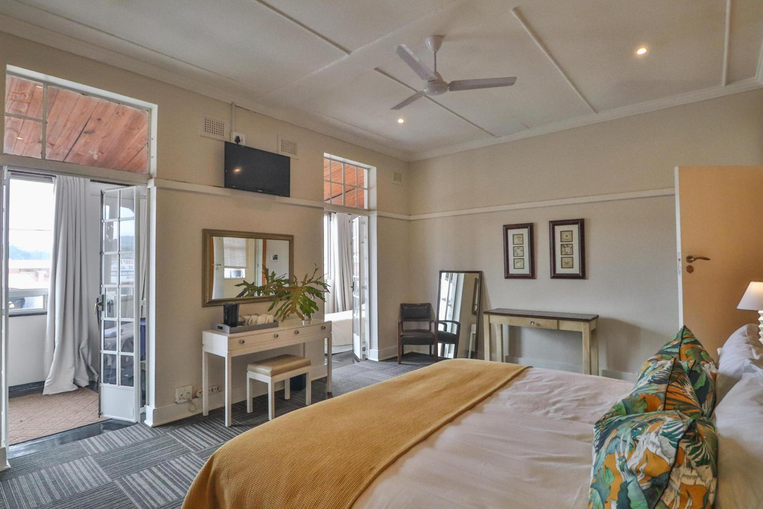 Deluxe King Suite photo 2