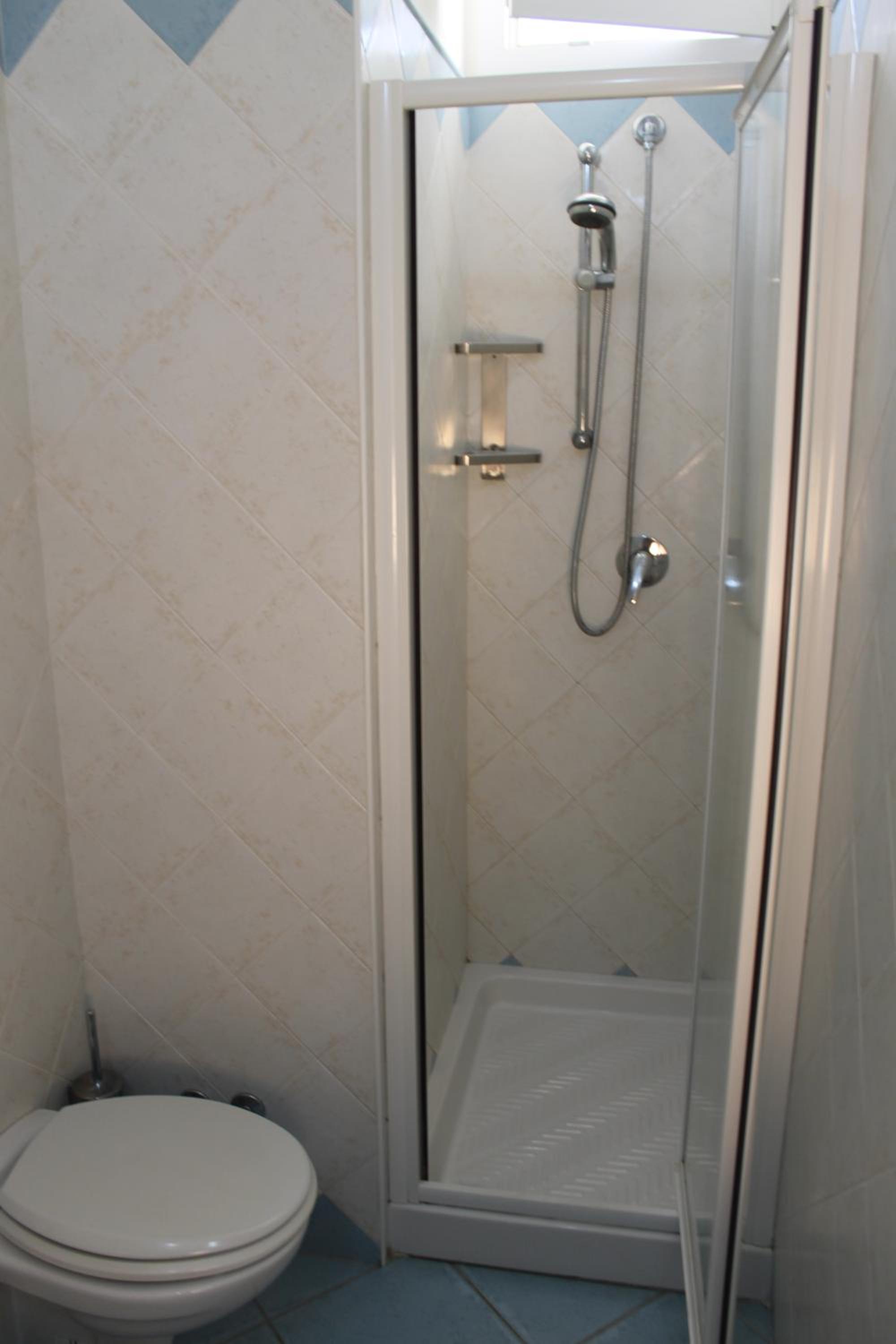 Economy Quadruple Room - Photo 3