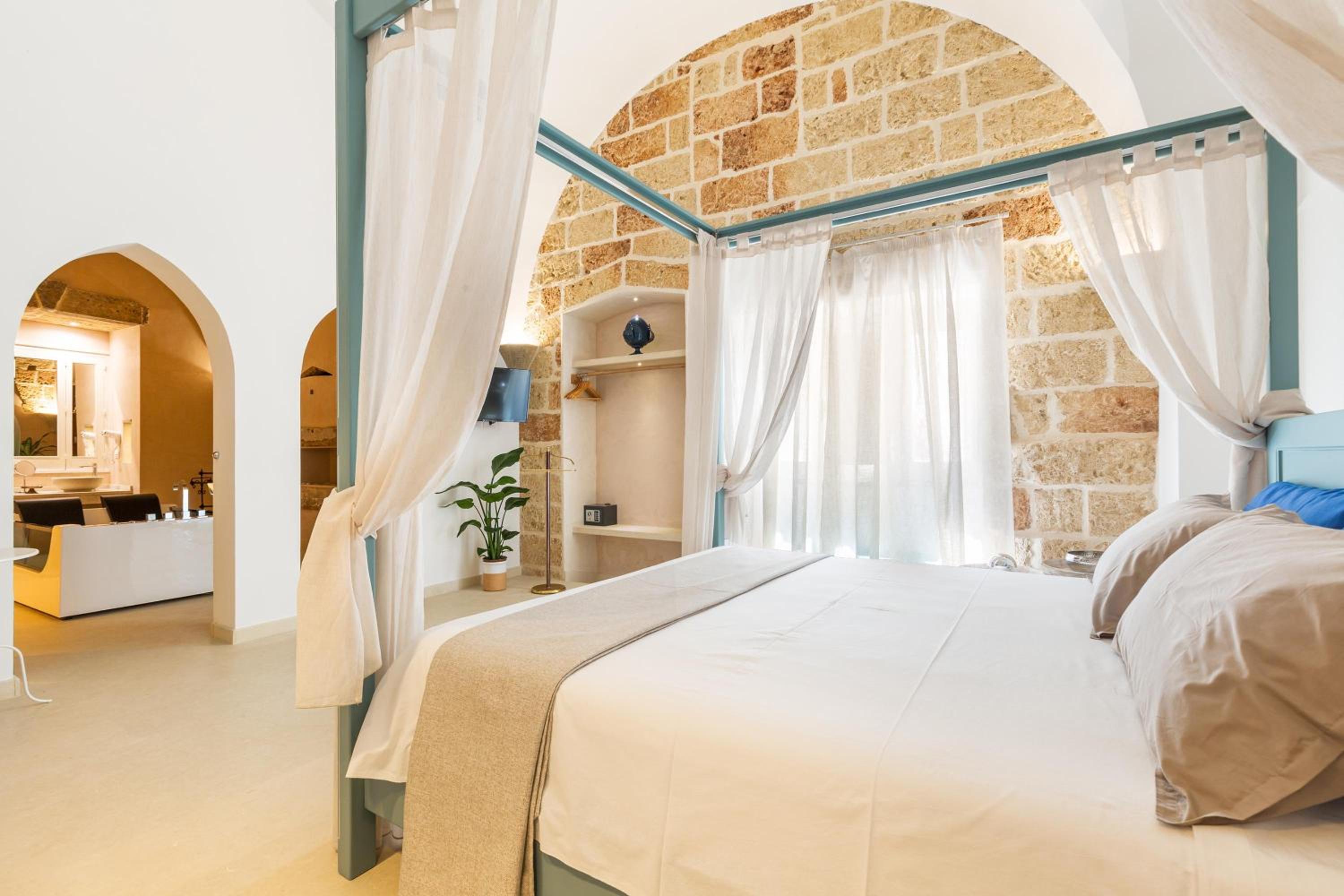 Deluxe Suite with Spa Bath