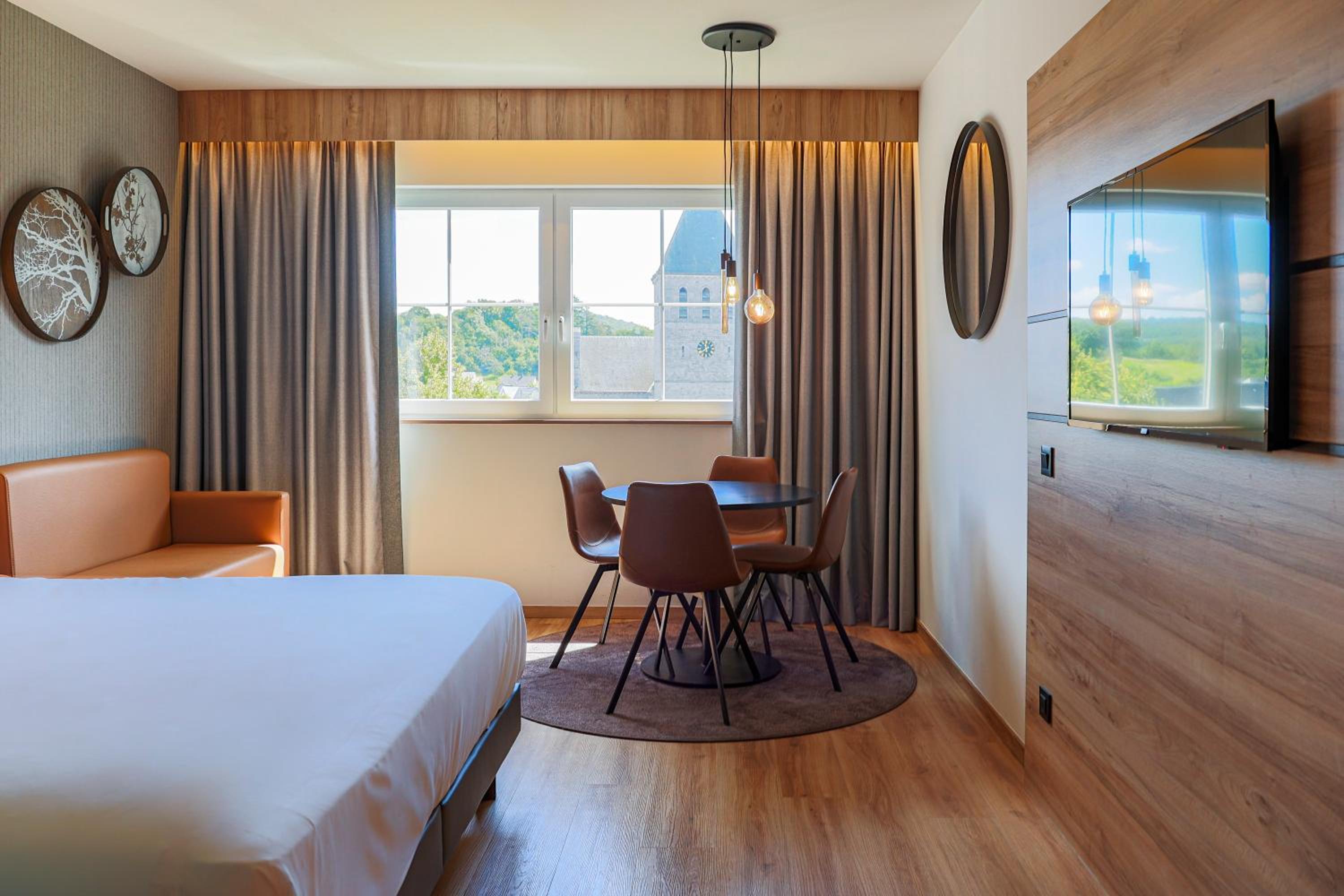 King Suite with Bunk Bed - Photo 11
