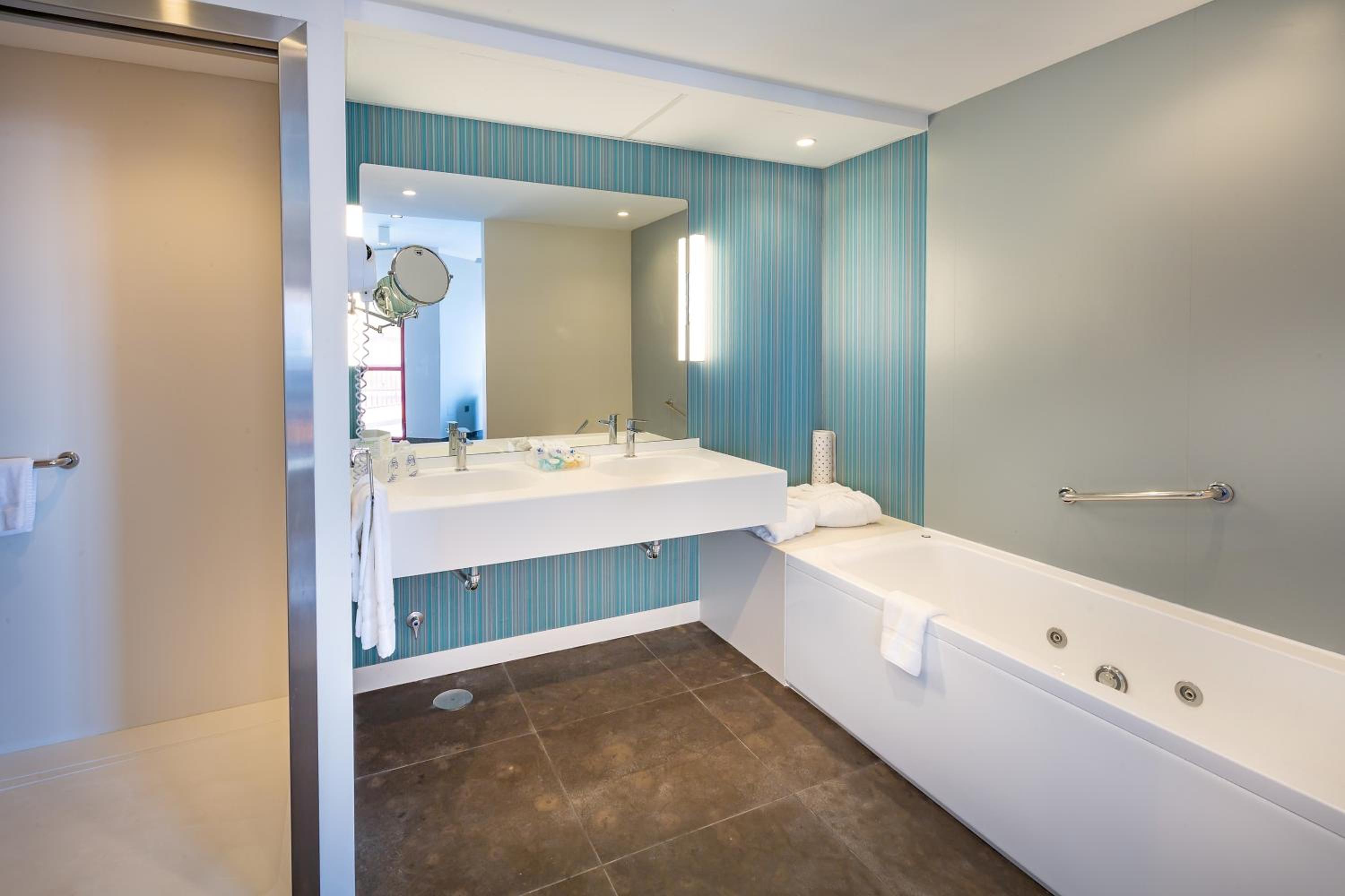 Junior Suite with Frontal Sea View - Photo 4