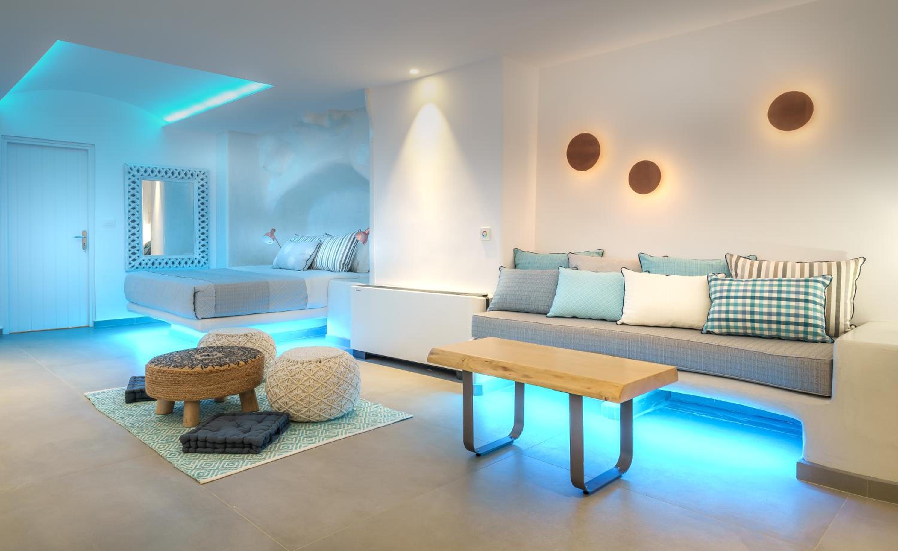 Legend Suite with Οutdoor Ηot Τub and Caldera View photo 2