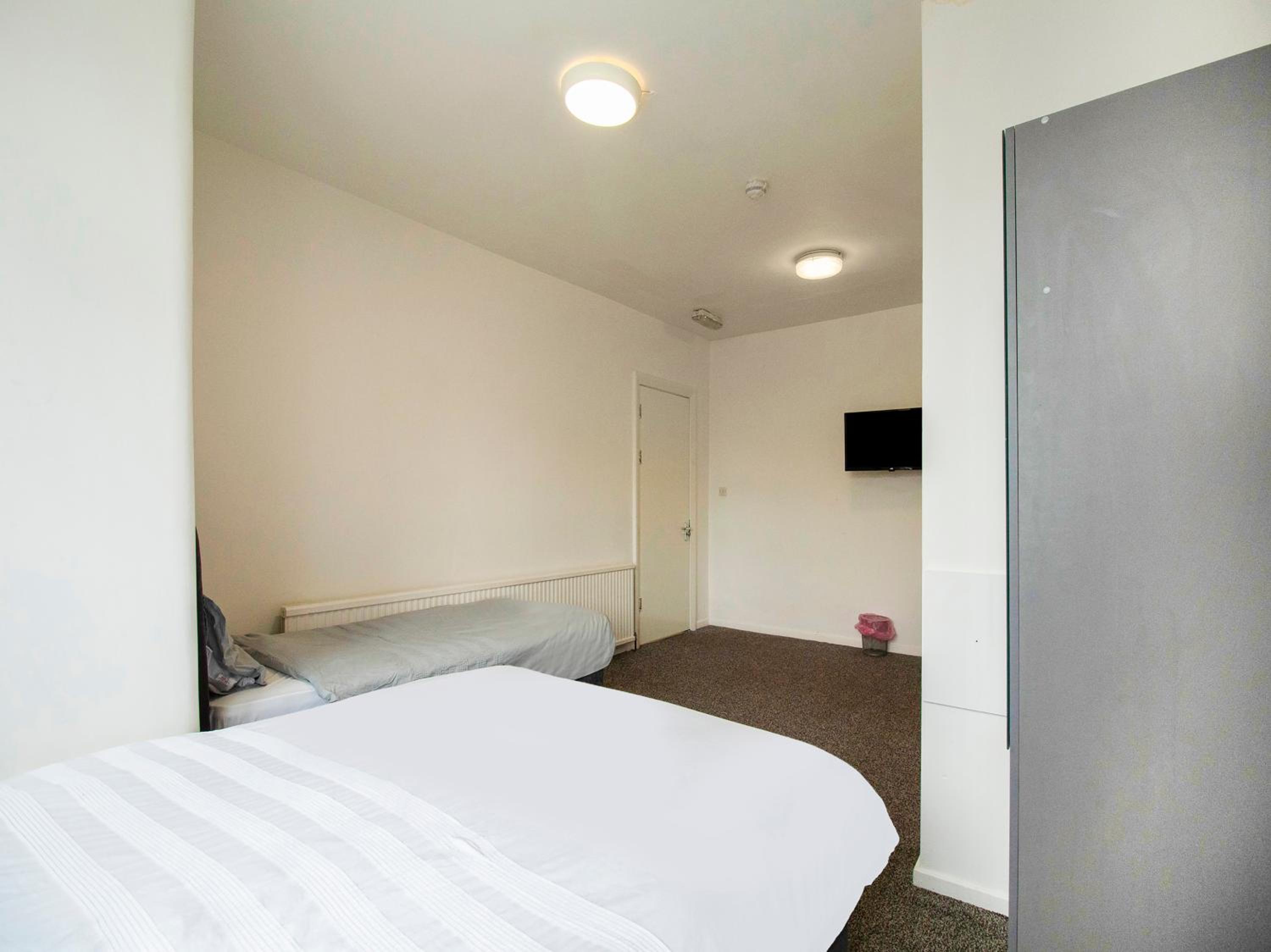 Standard Twin Room with Shared Bathroom photo 2