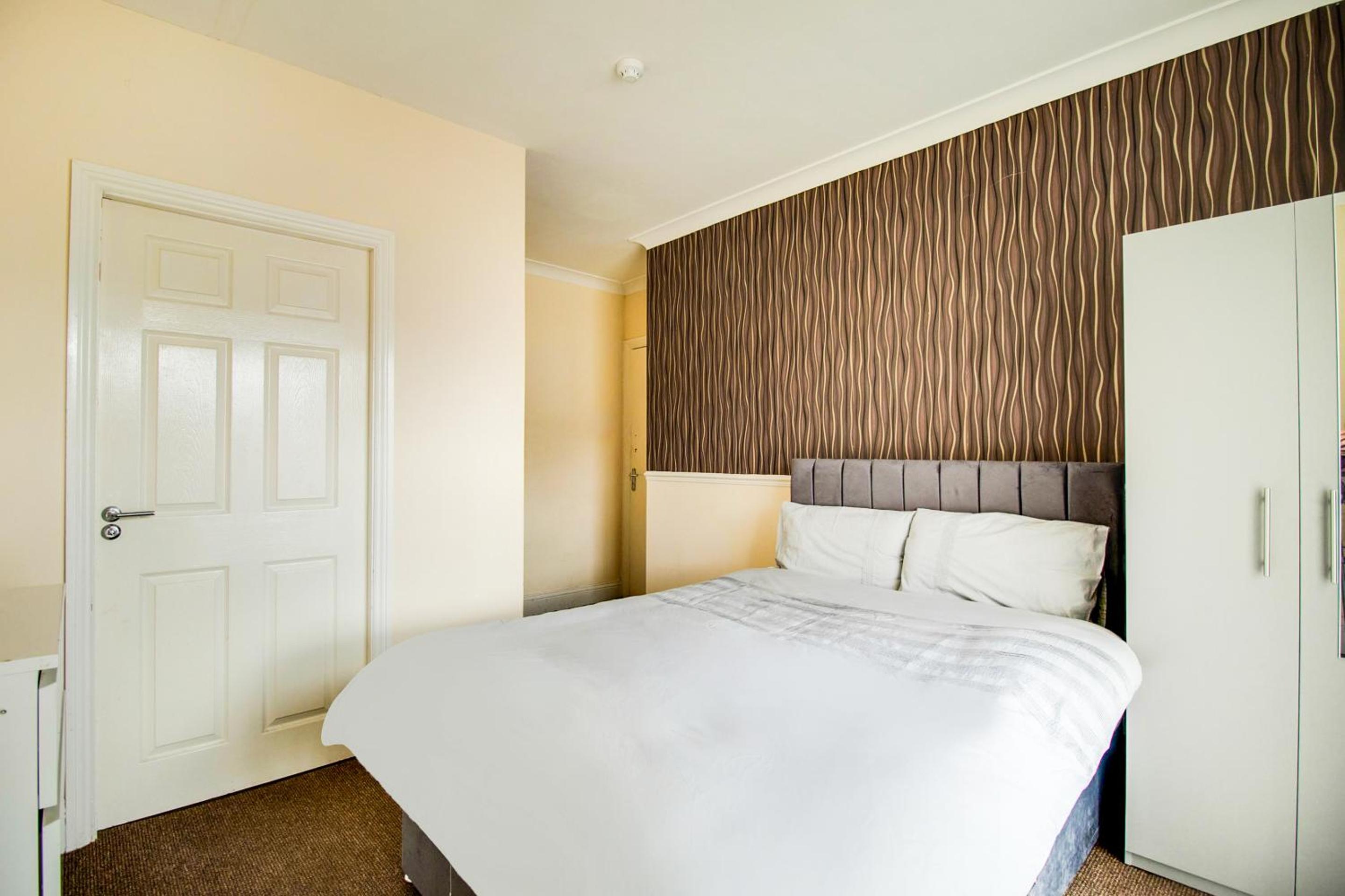 Quadruple Room with Shared Bathroom photo 2