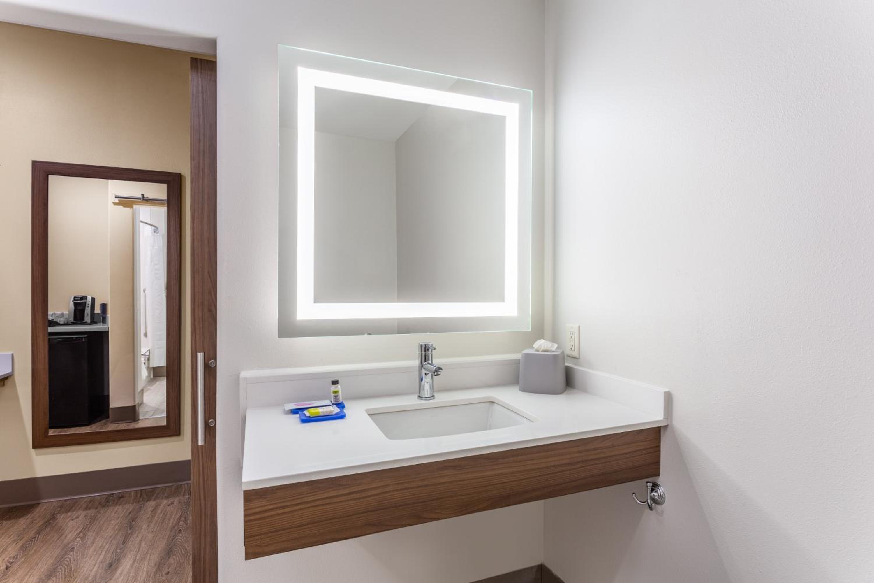 King Room - Hearing Accessible/Non-Smoking  - Photo 2