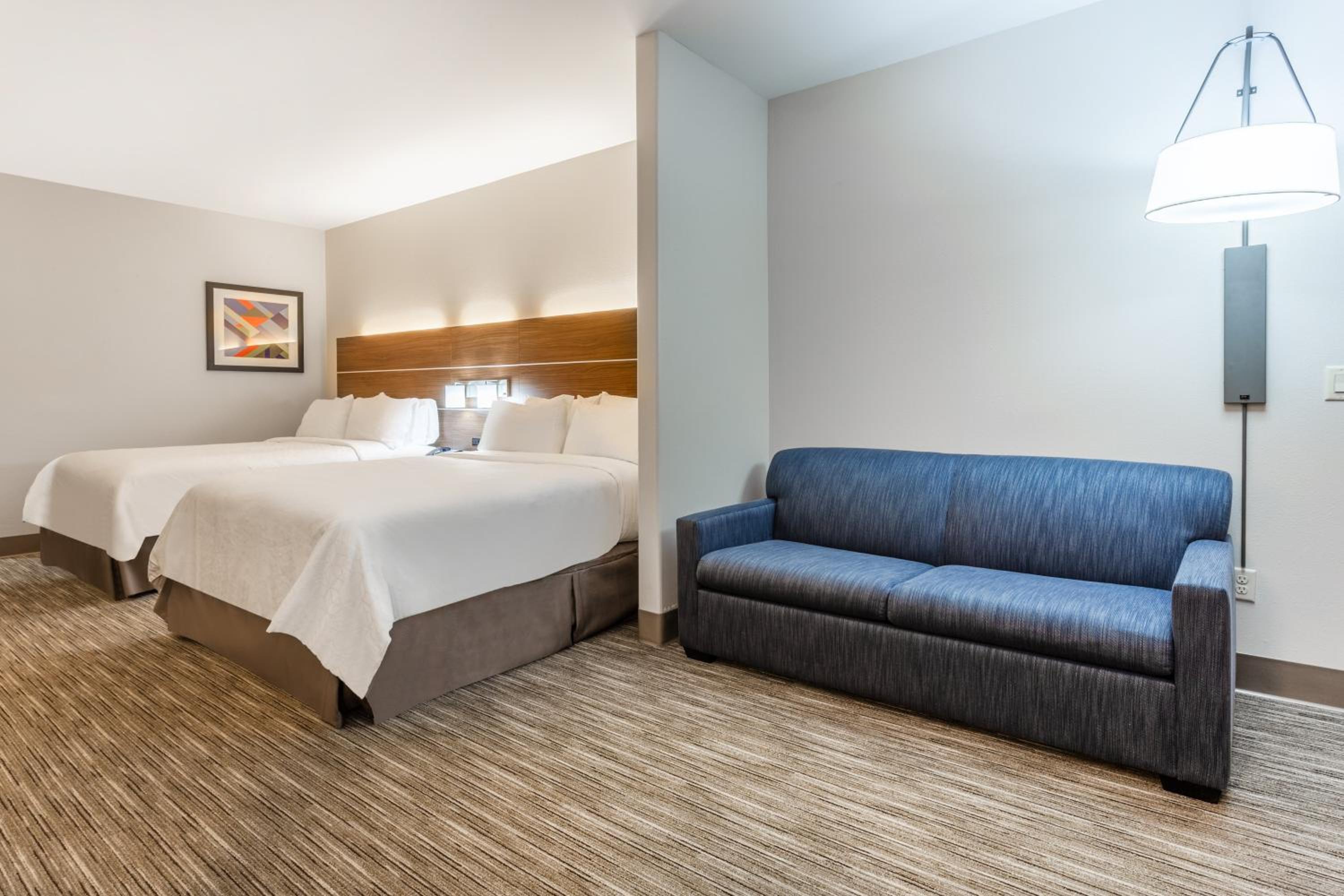 Queen Suite with Two Queen Beds and Mobility Accessible Tub - Non-Smoking - Photo 4