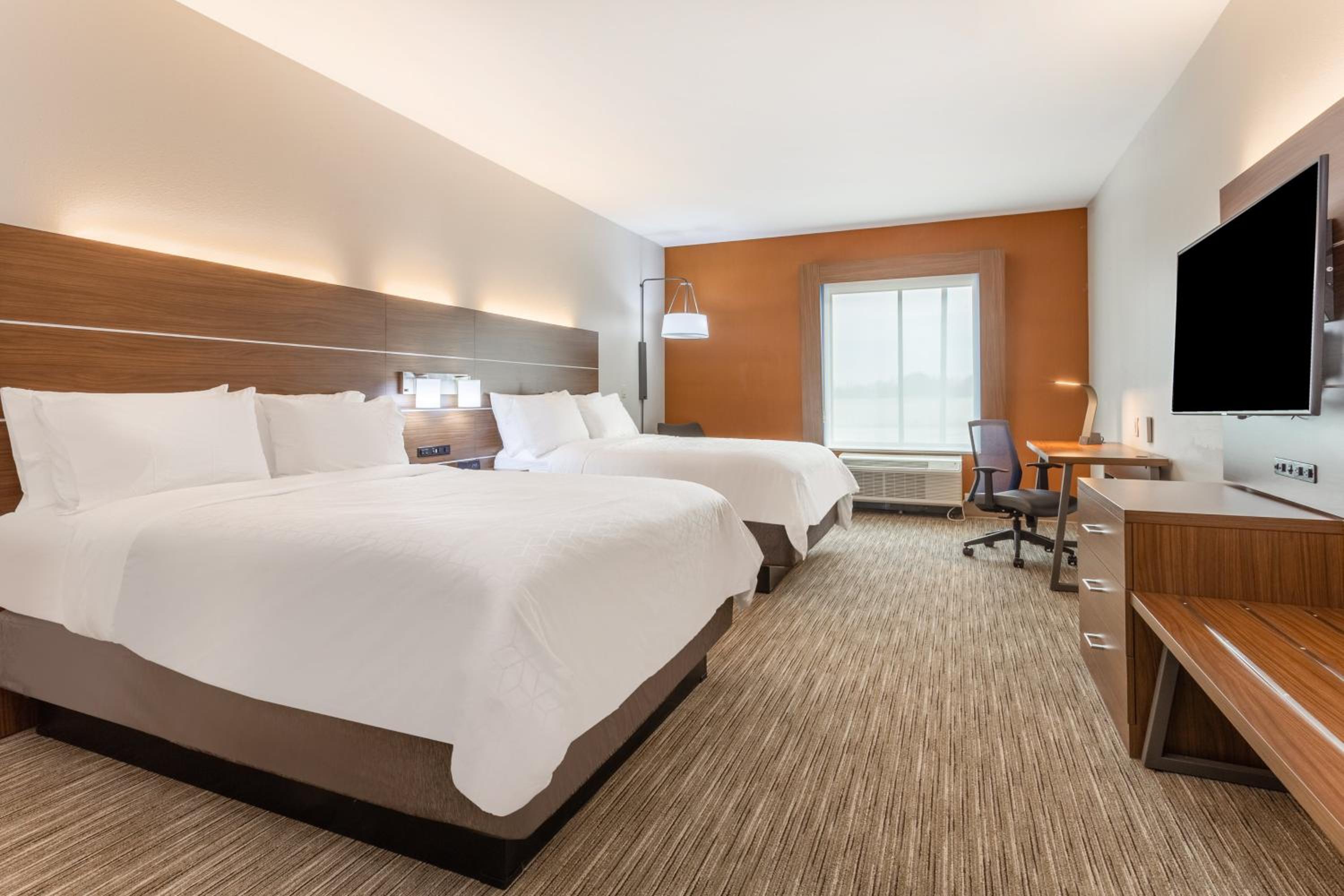 Standard Queen Room with Two Queen Beds - Photo 2