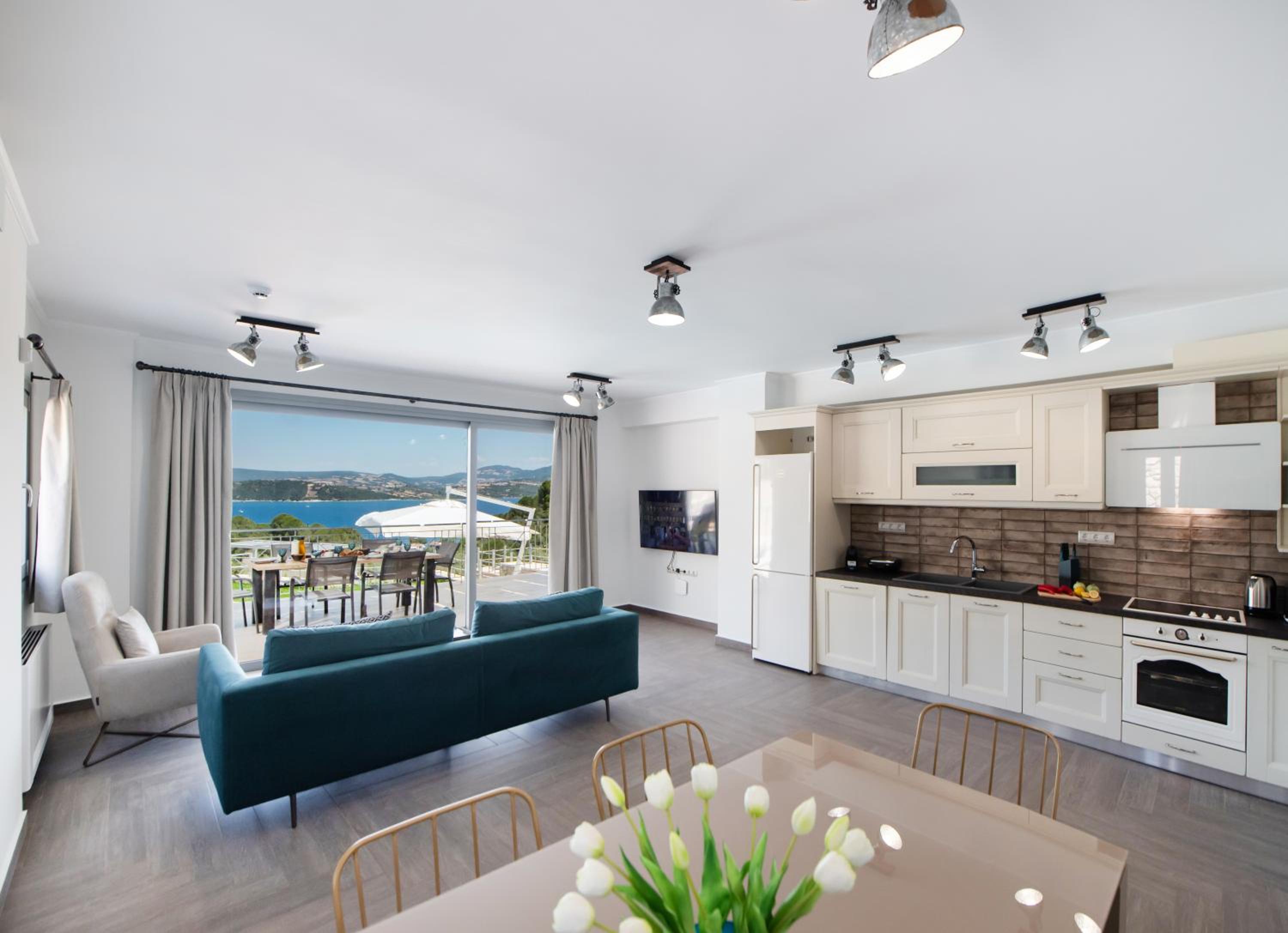 Three-Bedroom Villa photo 1