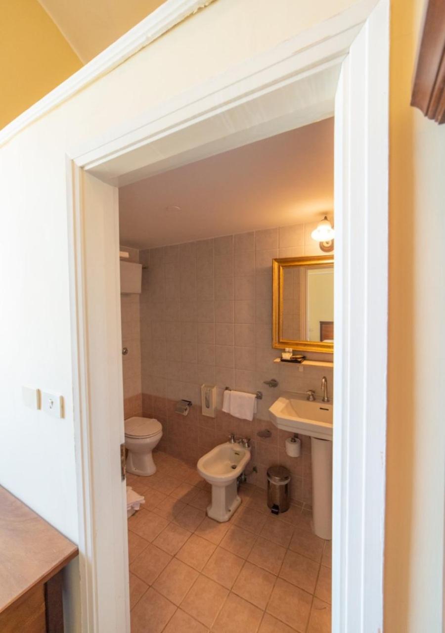 Classic Double or Twin Room - Photo 9