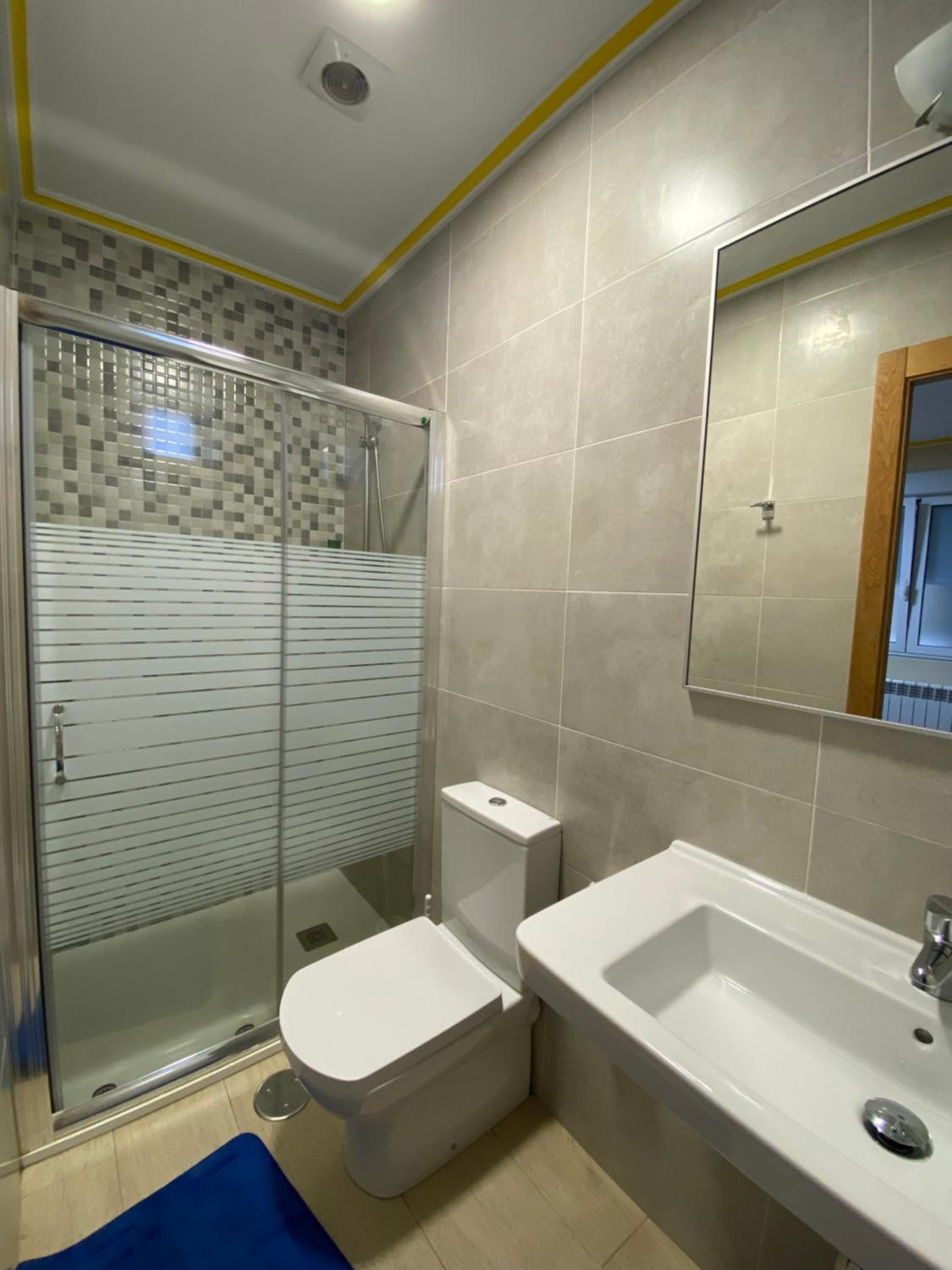 Twin Room with Private Bathroom photo 2