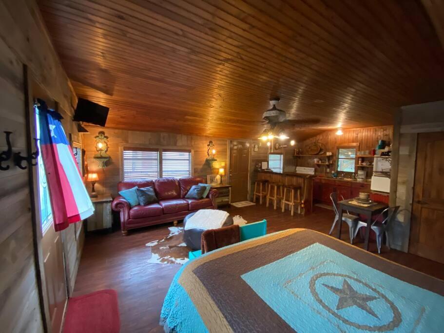 One-Bedroom House - Photo 21