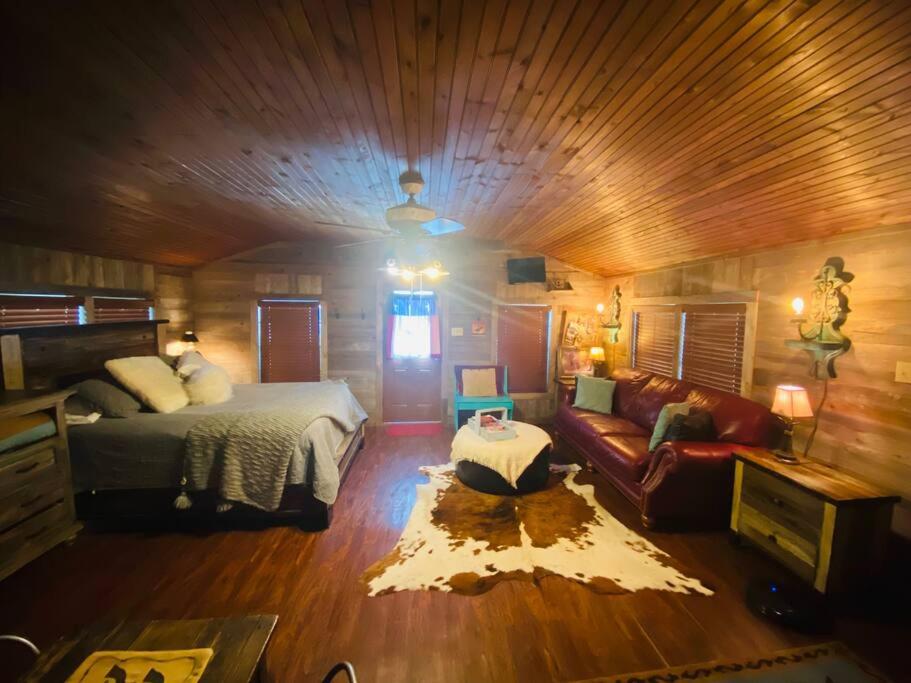 One-Bedroom House - Photo 26