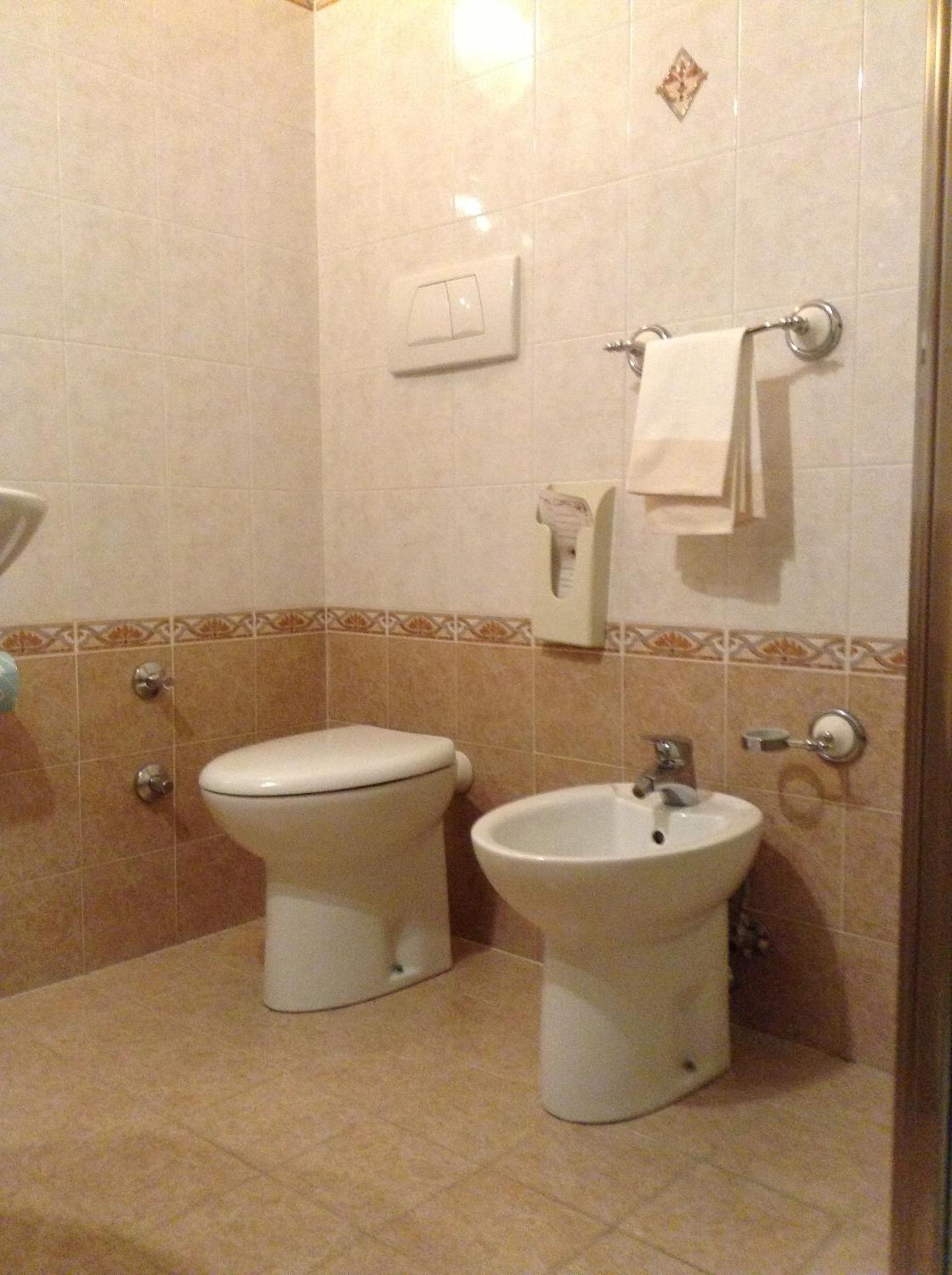 Double or Twin Room - Photo 5