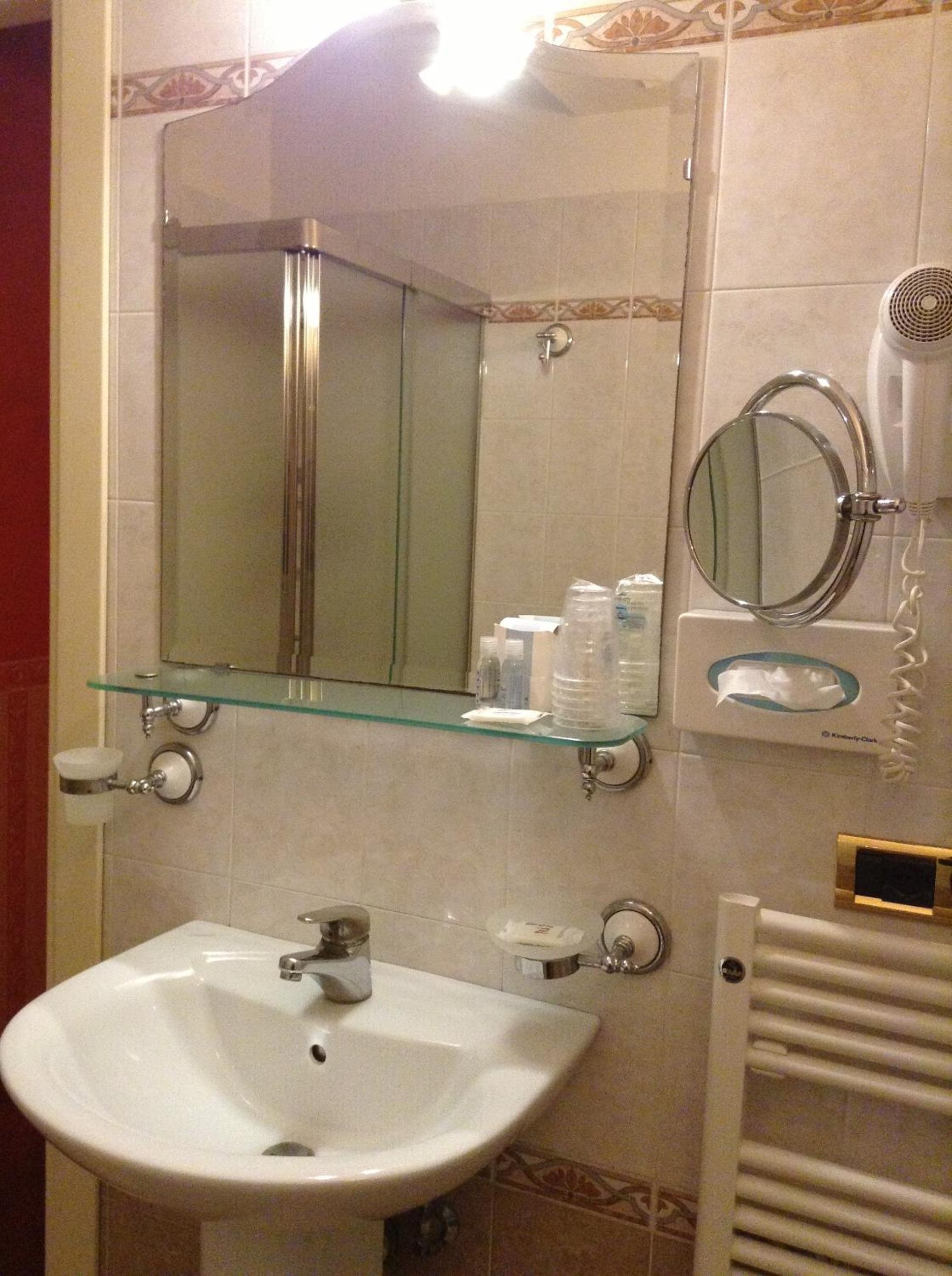 Double or Twin Room - Photo 4