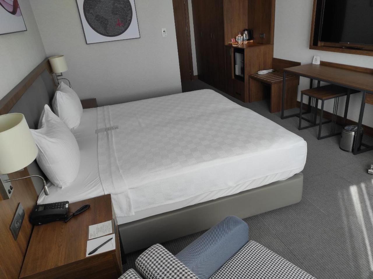 Standard King Room with Sofa Bed - Photo 1