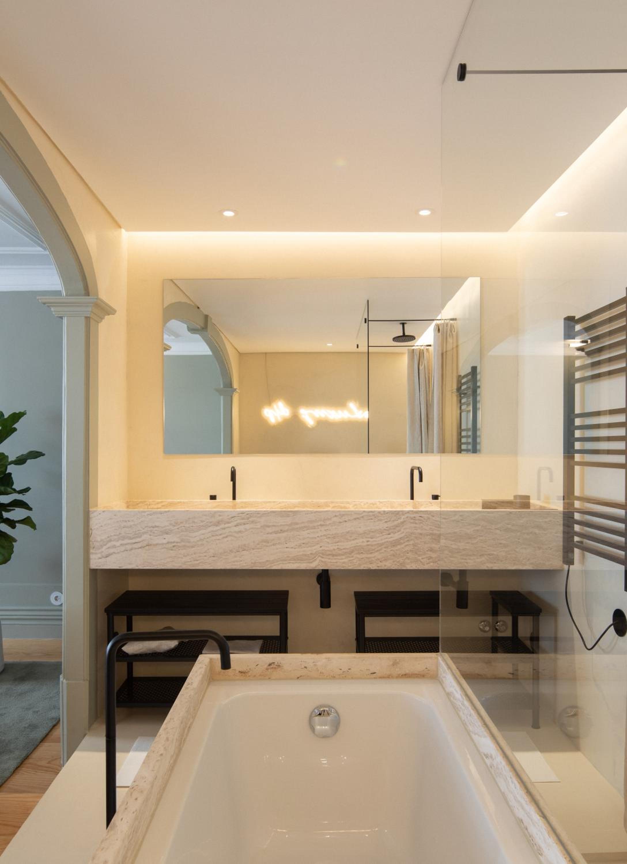 Premium Suite - Photo 6