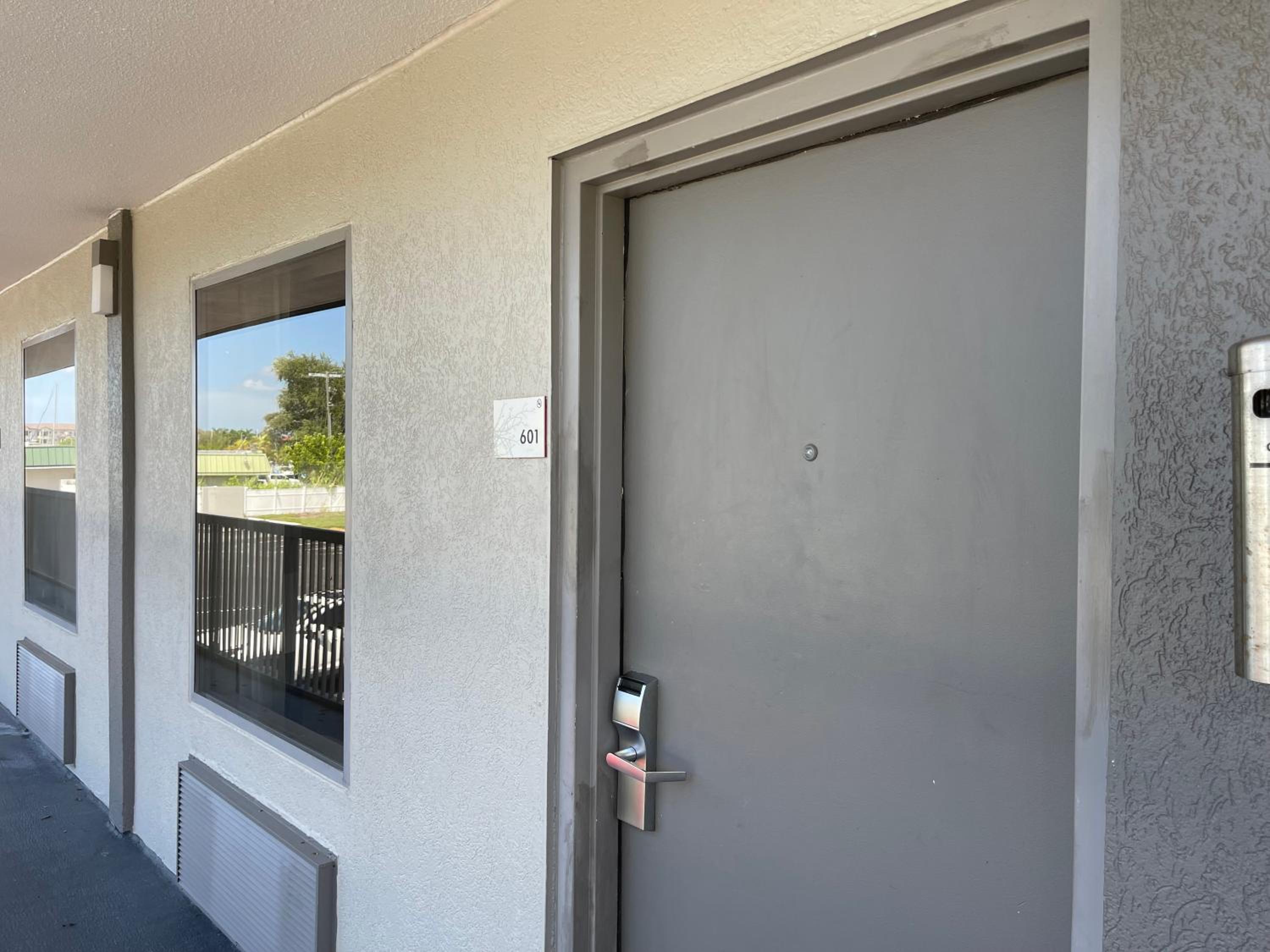 Studio with Balcony - Photo 4