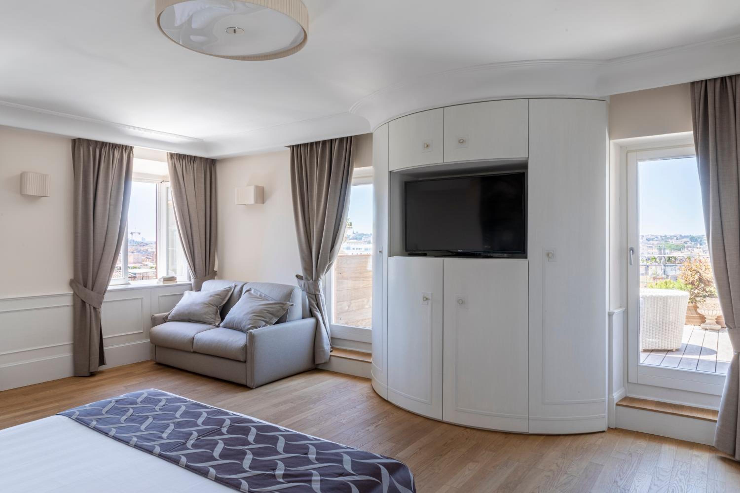 Panoramic Suite with Private Terrace thumbnail 6