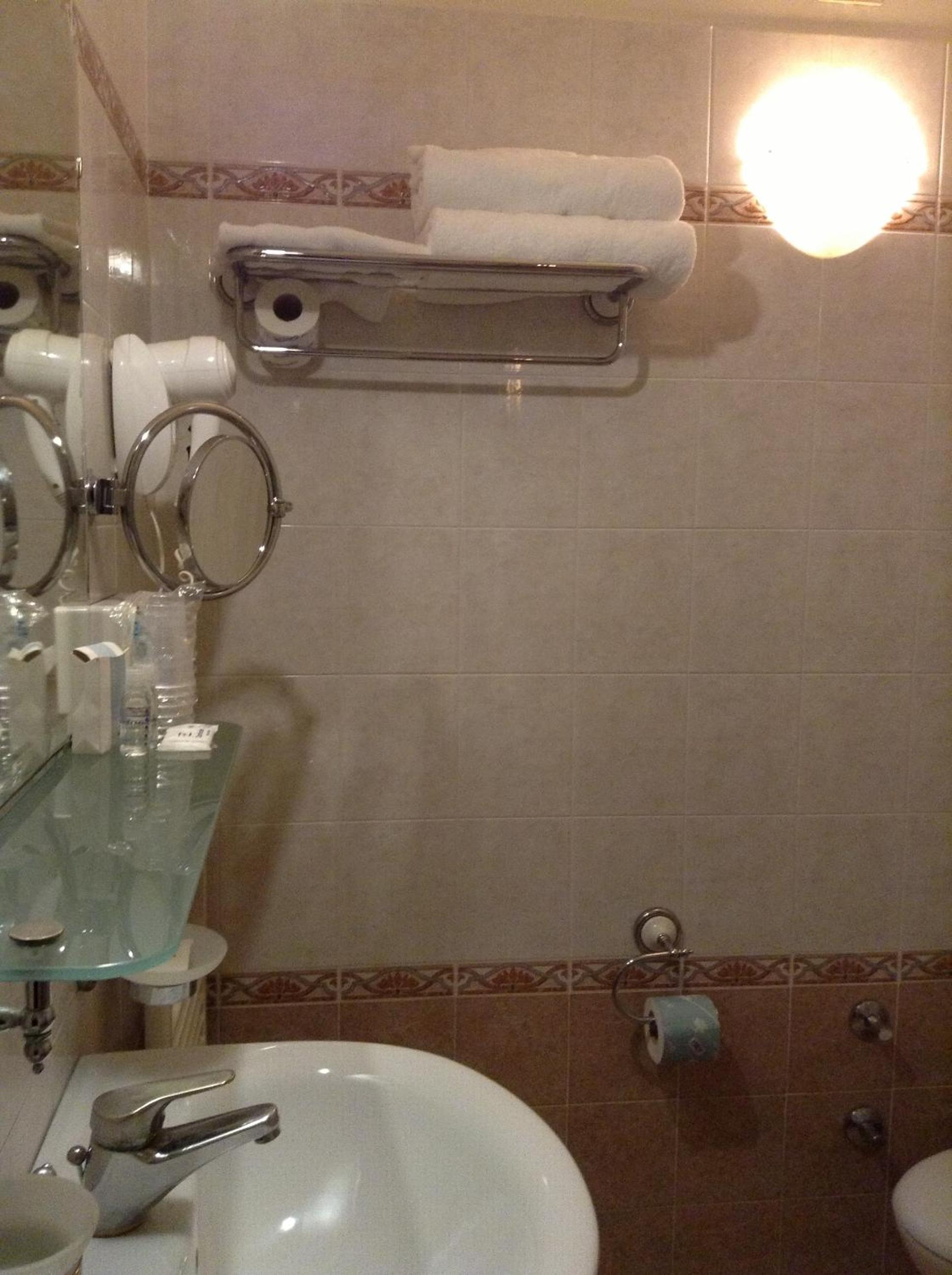 Double or Twin Room - Photo 10