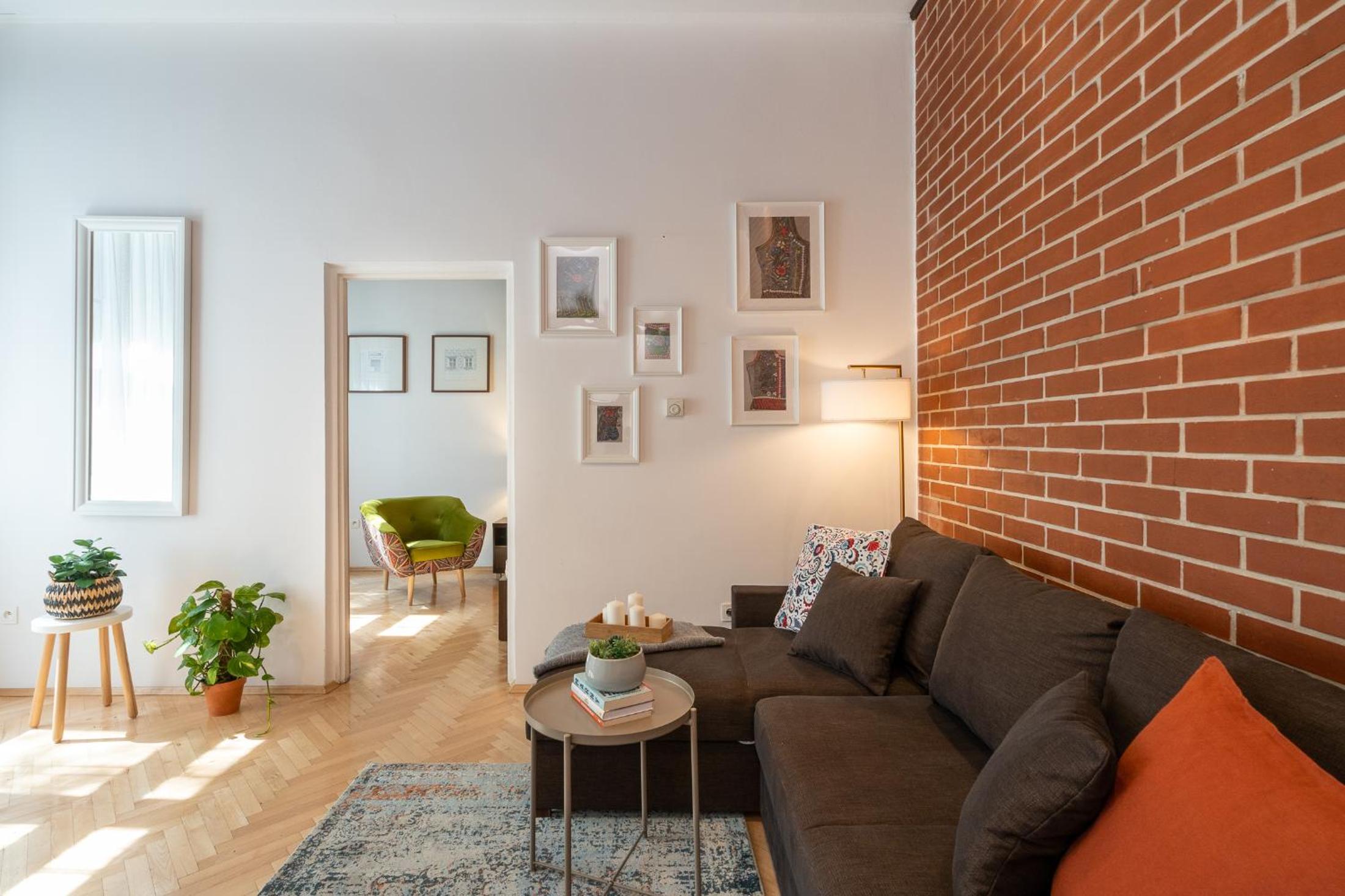 One-Bedroom Apartment - Photo 3