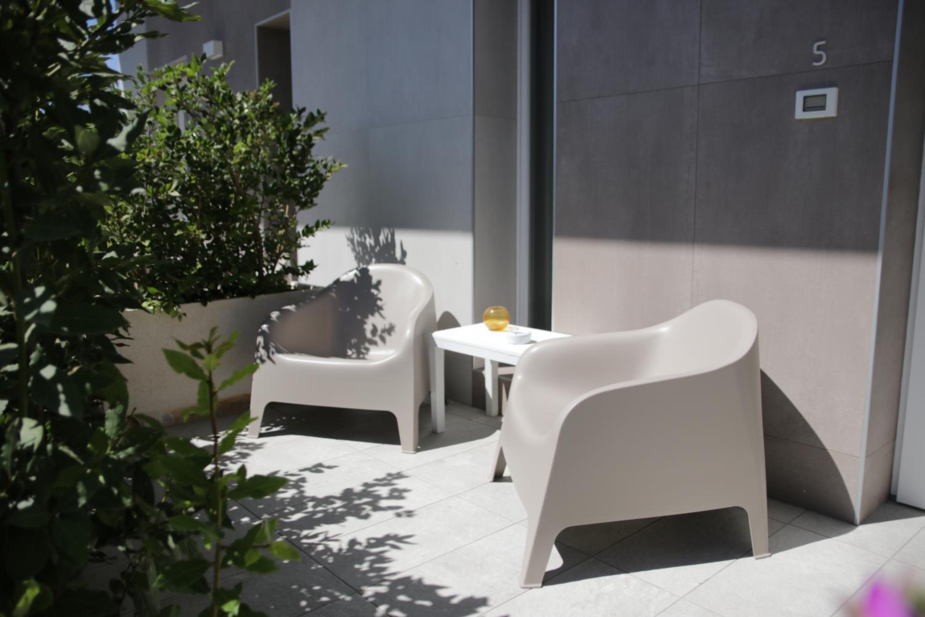 Double Room with Patio - Photo 12