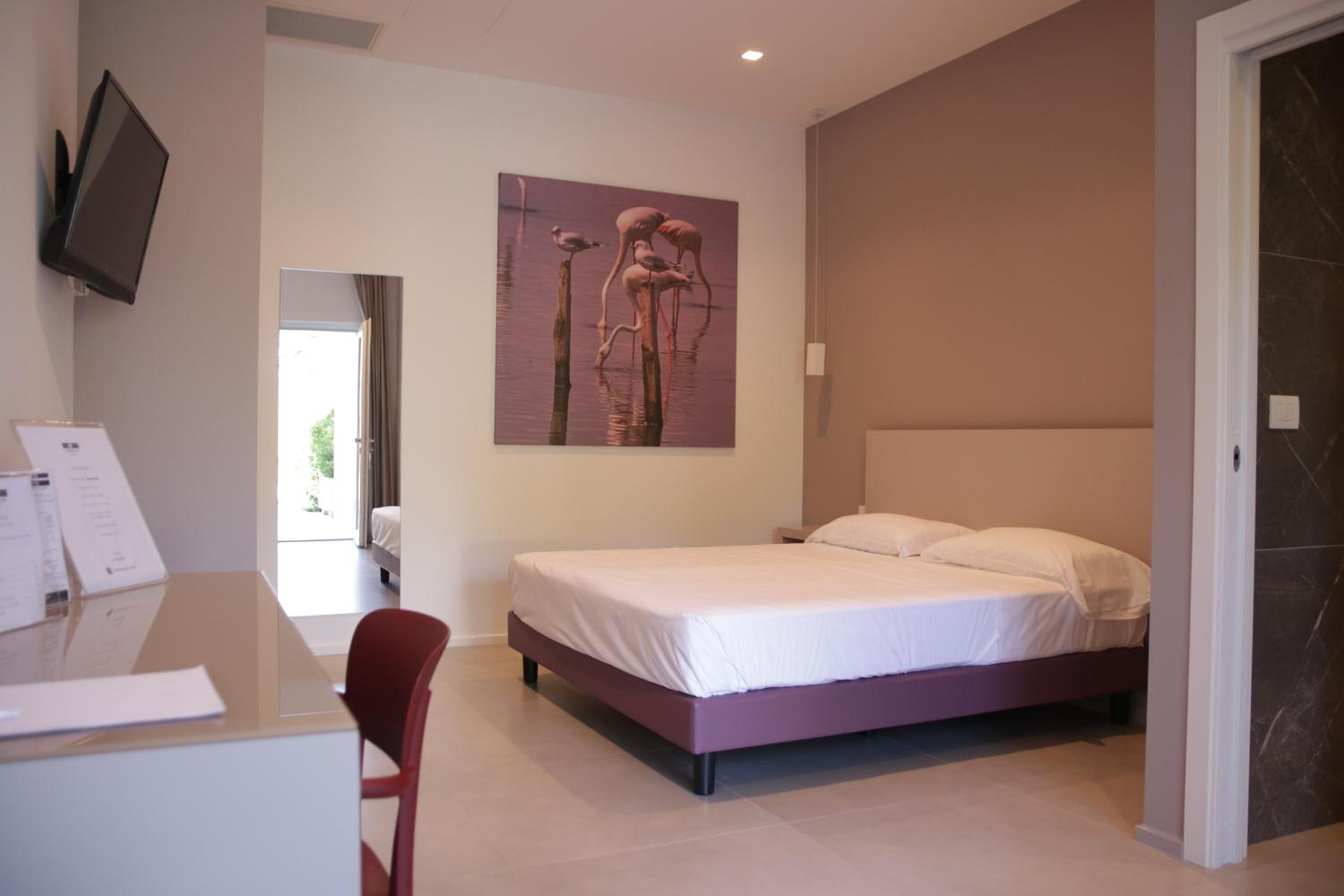 Double Room with Patio - Photo 11