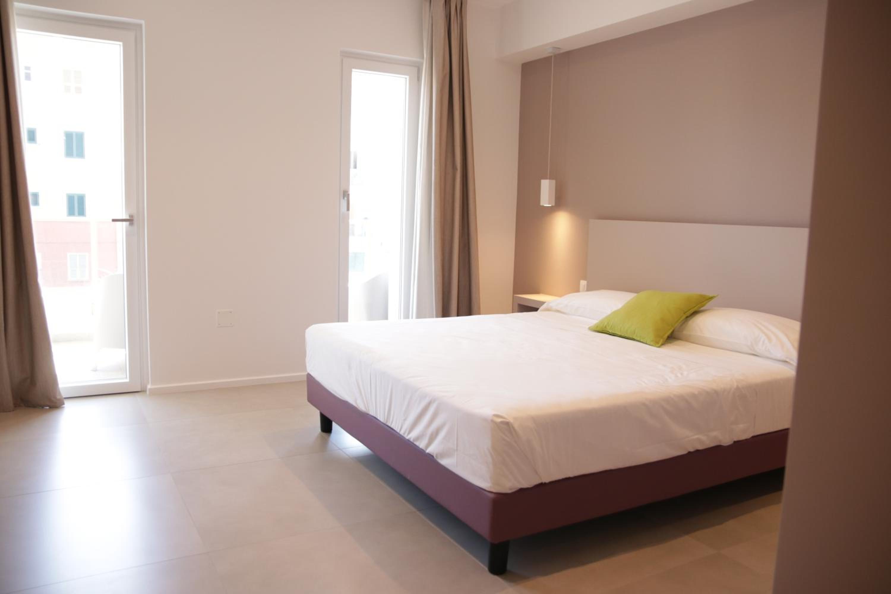 Double Room with Balcony - Photo 11